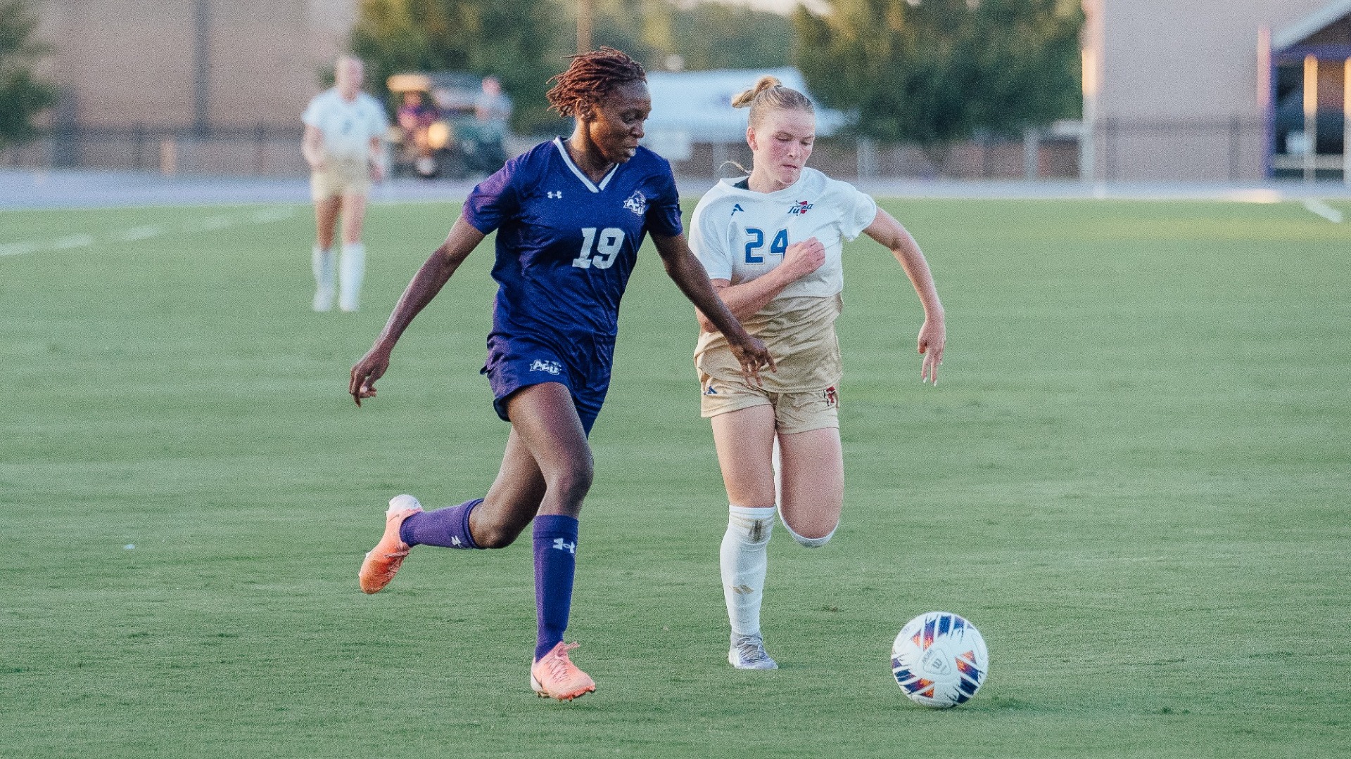 Shakira Kafero-Roberts sprints to the goal against Tulsa in 2025