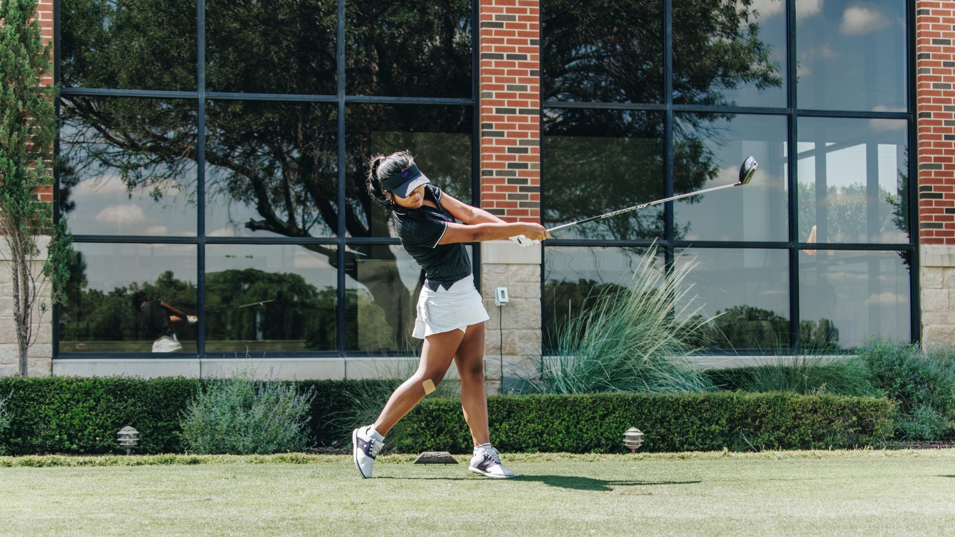 Jasmine Do swings at a practice round on Sept. 11, 2025.
