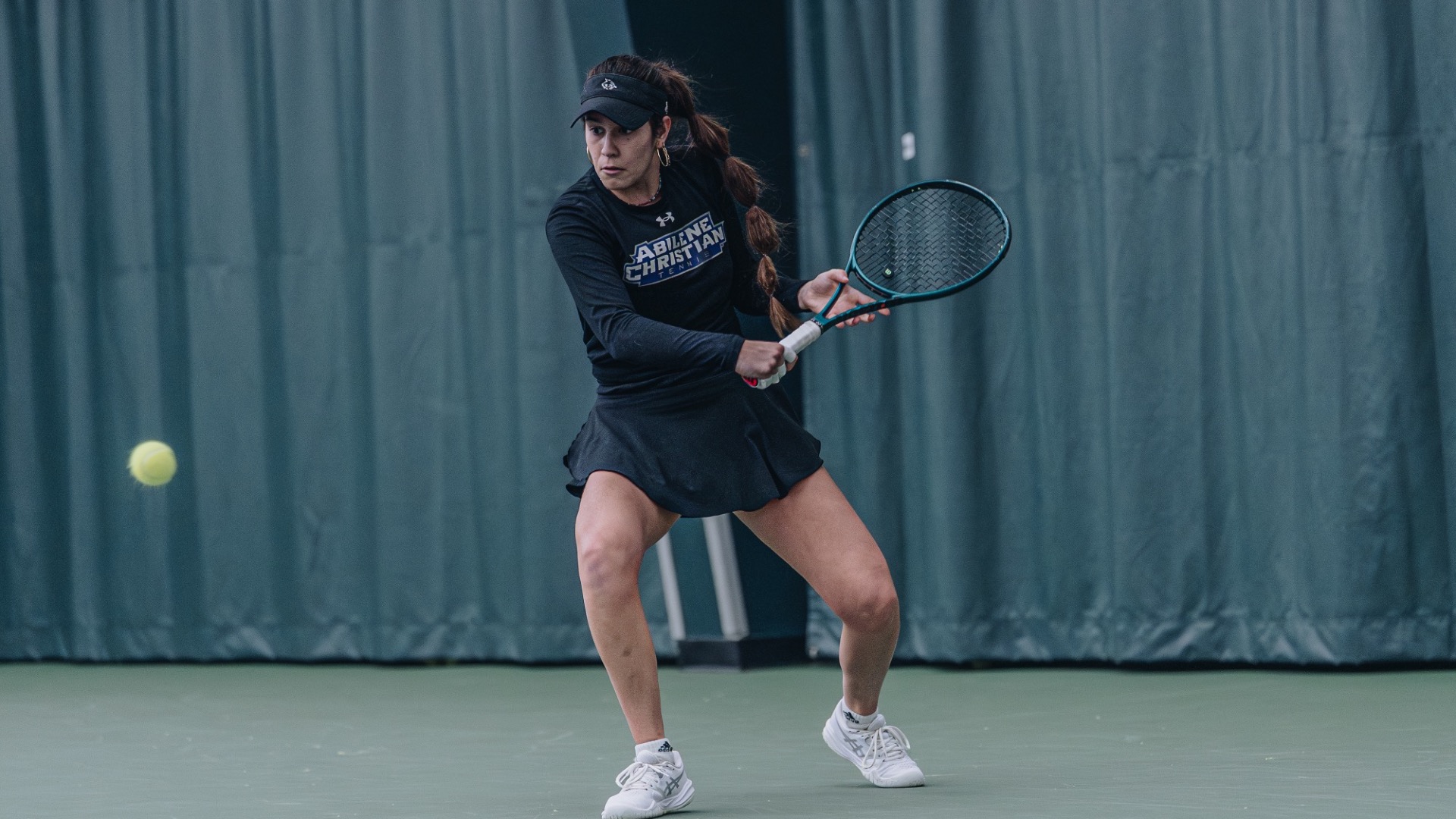 Angela Del Campo receives an attack from her opponent. 