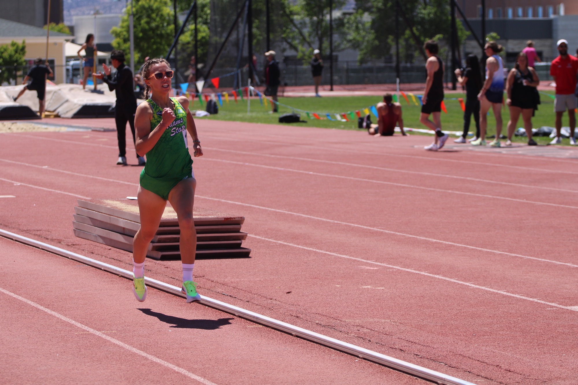 Clara Keddy wins 1500m at Mesa
