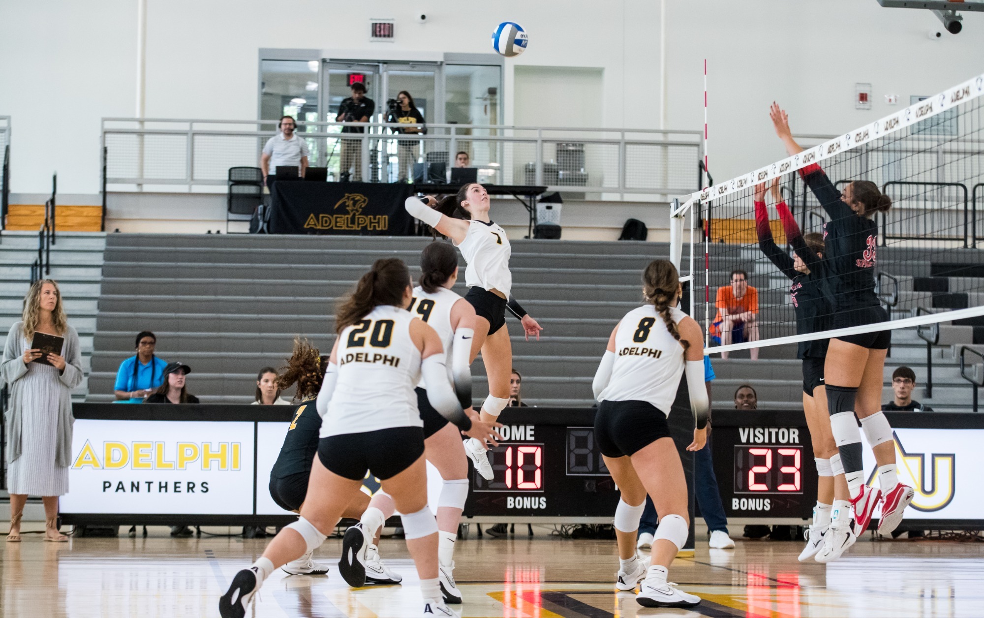 Madeleine Chaapel swings midgame