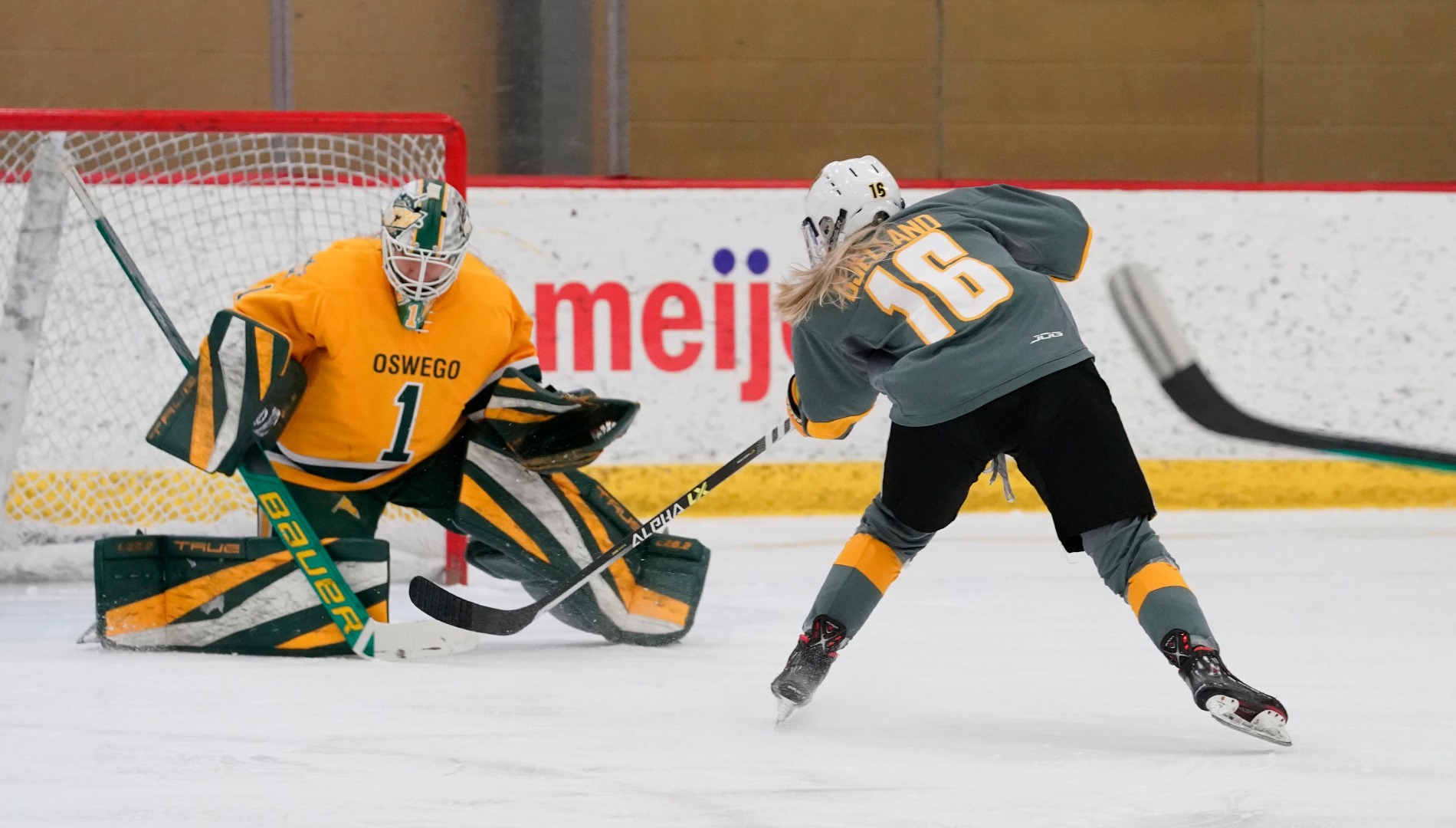 Women's Hockey Defeats Oswego State in Tight Game at Home, 21 Adrian College