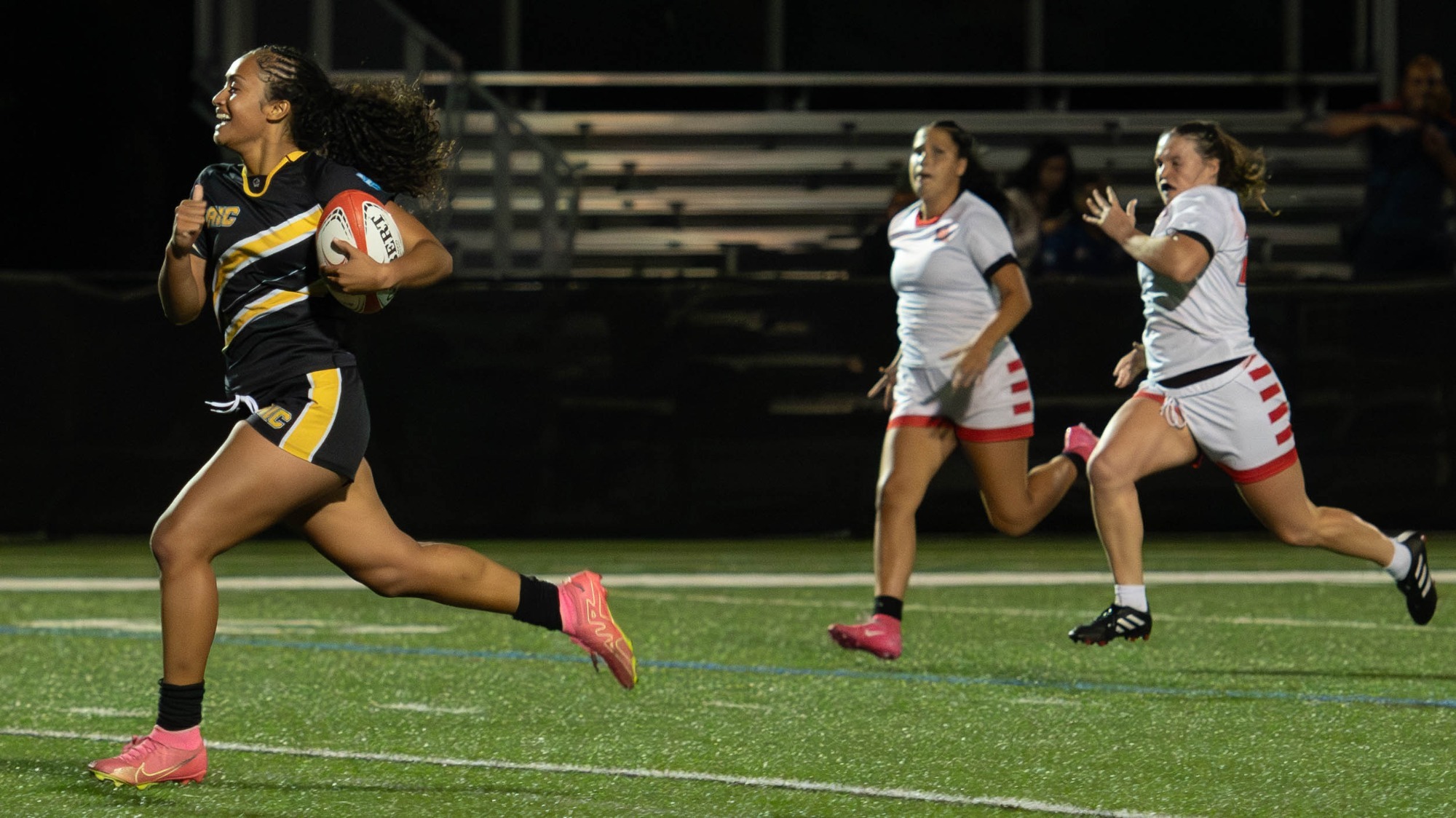 Venise Sanft scores on an interception