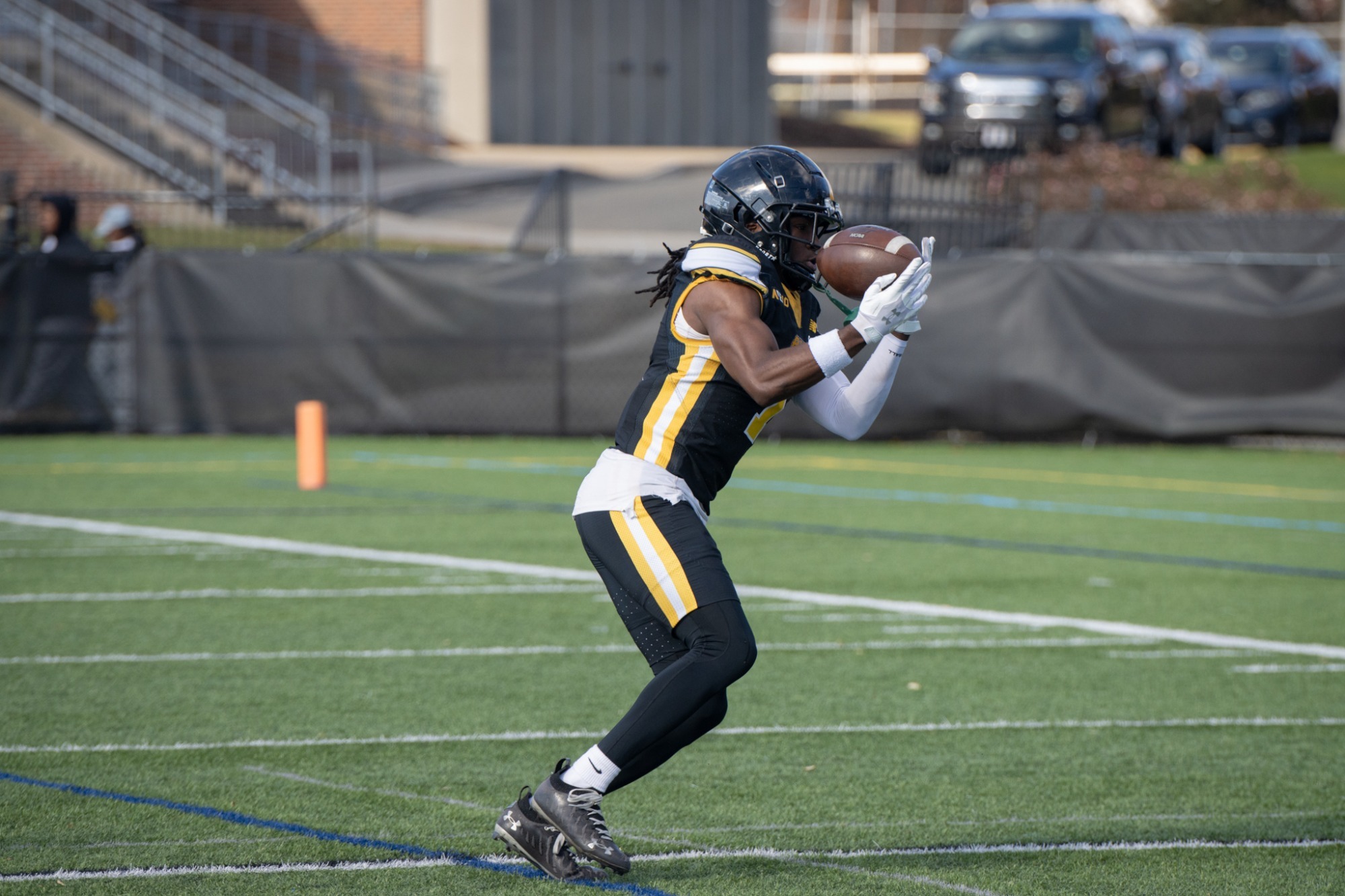 Fatir Bell catches a pass