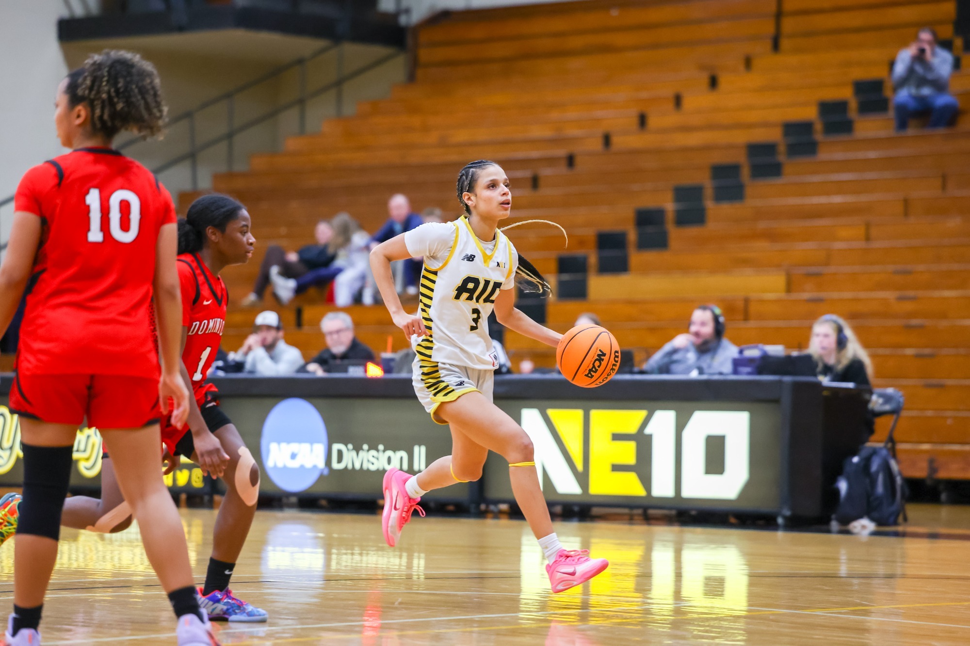 Sarai Gurley dribbles against Dominican