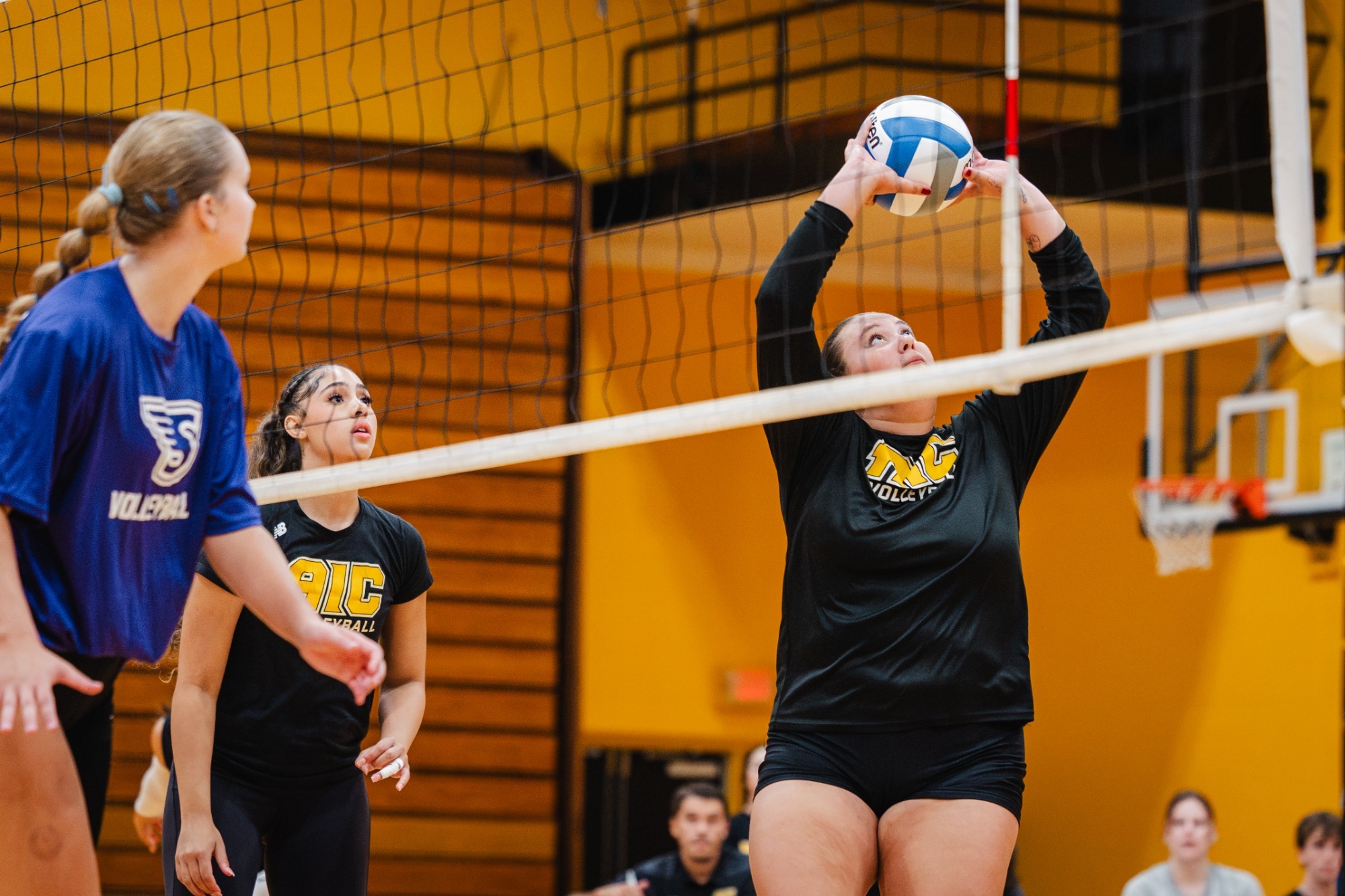 Selen Ozgur sets the ball