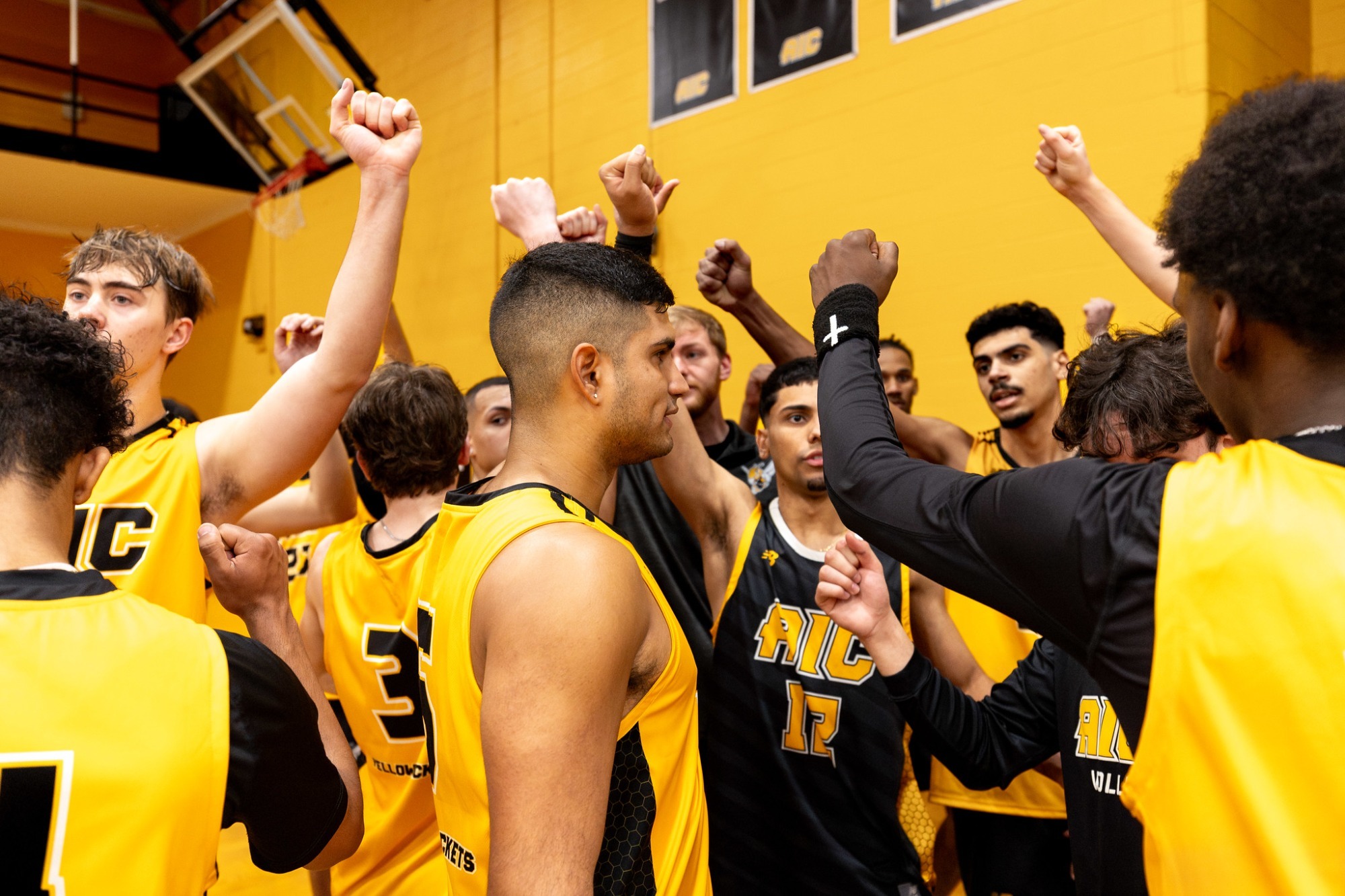 Robert Santana leads men's volleyball in a cheer