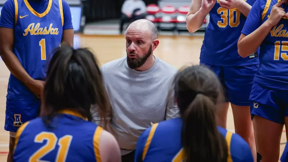 Head Coach Michael Ricks talks to the team on the bench vs. Minnesota State Moorhead in Nov. 2025