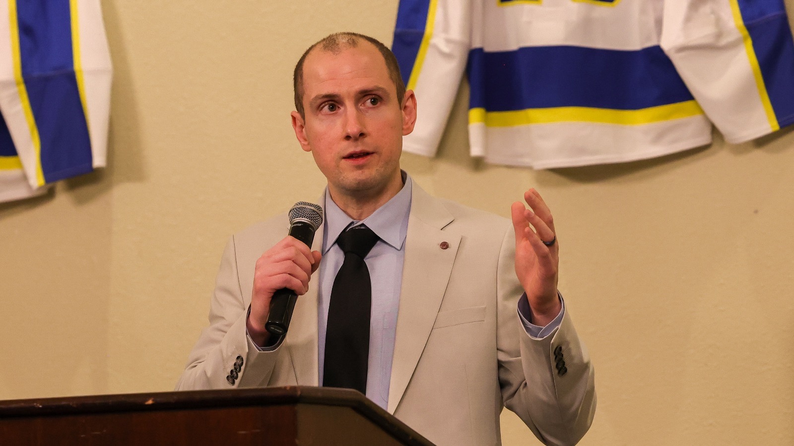 Head coach Erik Largen speaks at the 2024-25 FOC Hockey Banquet