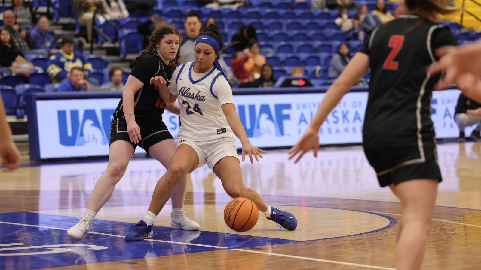 Jazlynn Novelli dribbles at the free throw line vs. Northwest Nazarene on Jan. 3, 2026