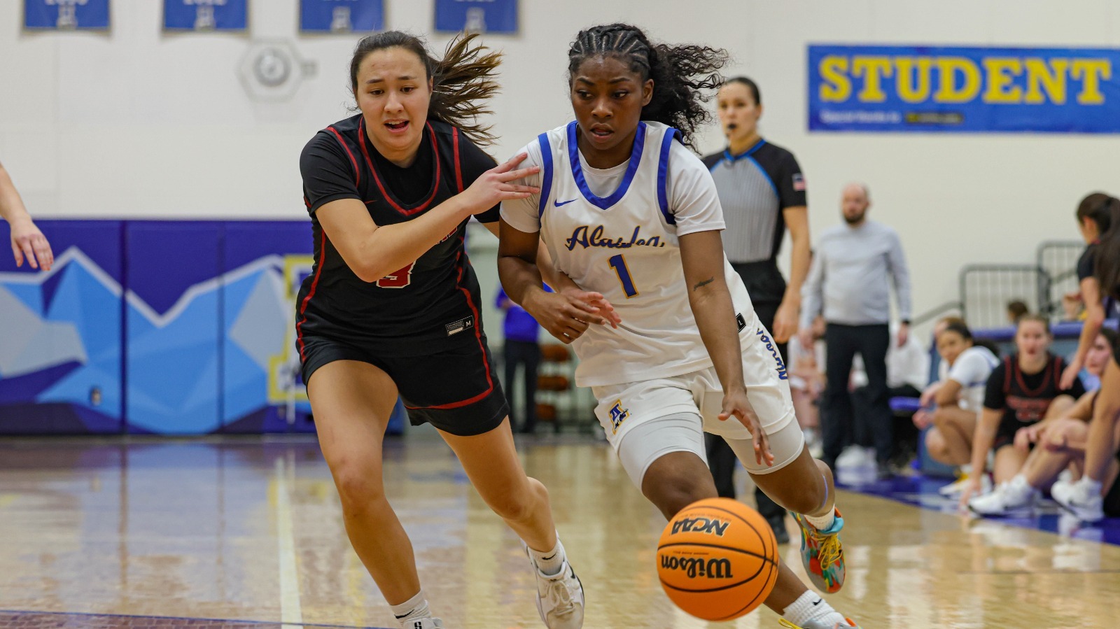 Chozen Horn-Young drives with the ball vs. Central Washington on Jan. 1, 2026