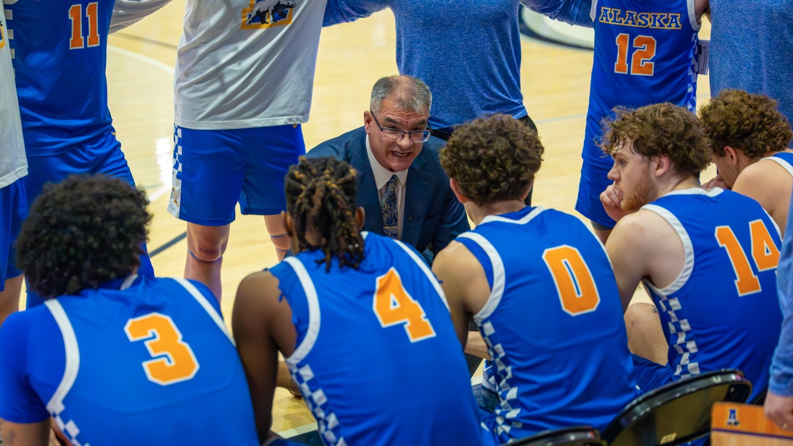 Head Coach Frank Ostanik talks with the team pregame at Western Washington, 2025-26