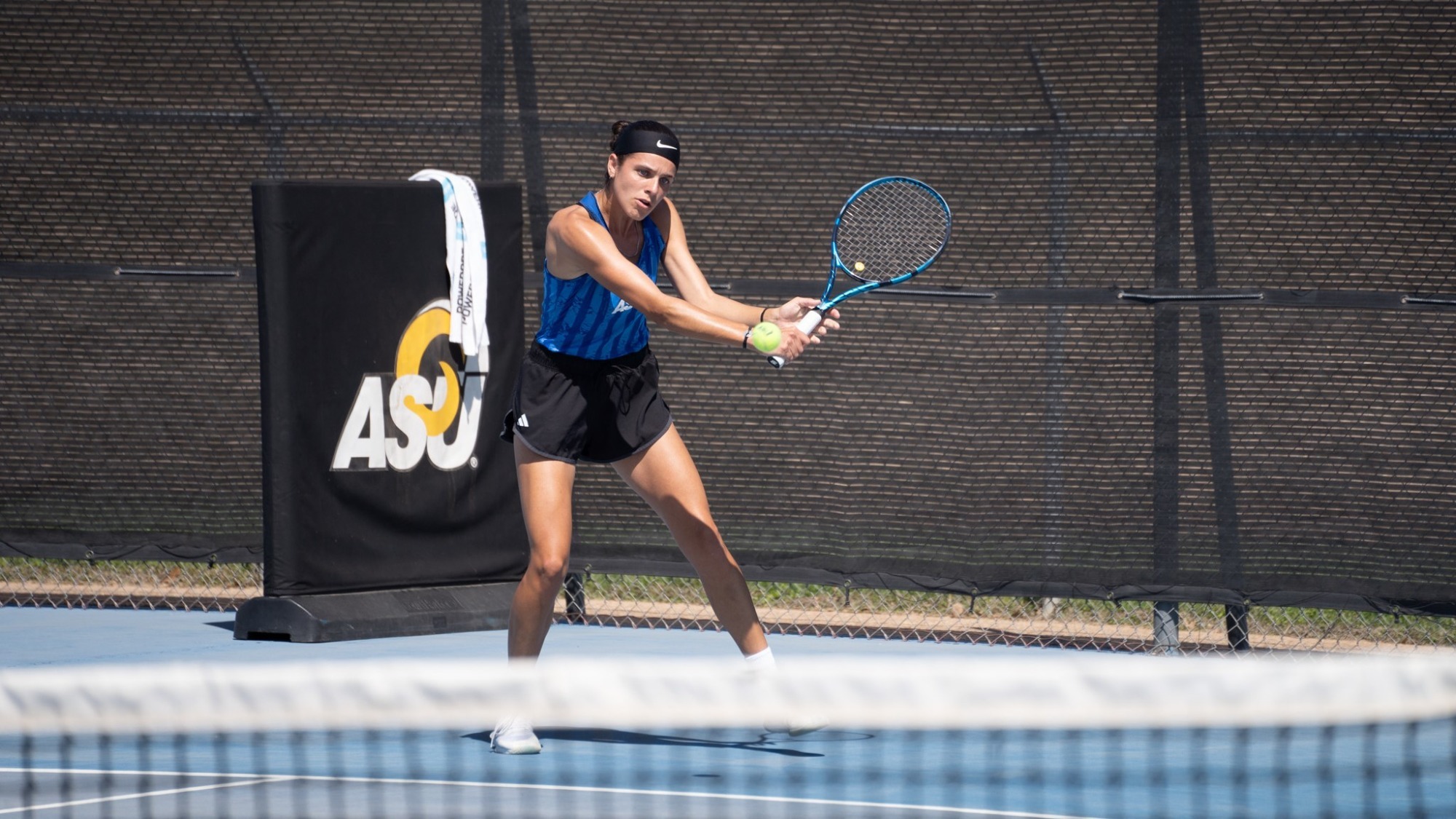 Eva Schwartz playing tennis 
