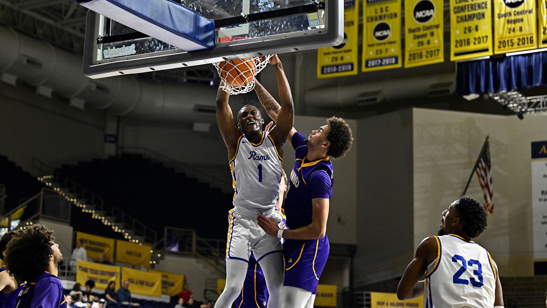 DJ Freeman dunks vs. WNMU