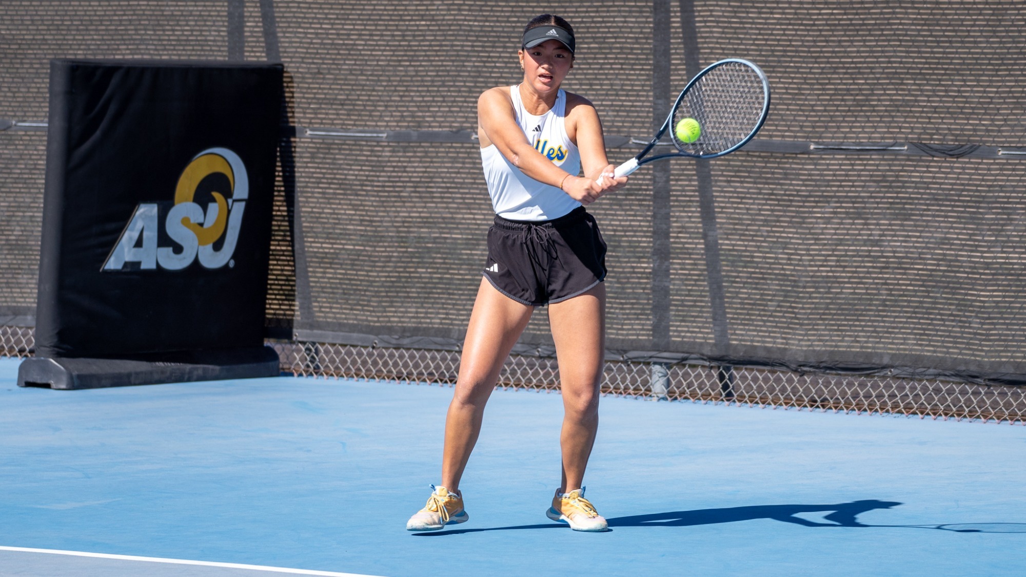 Jessica Li playing tennis 