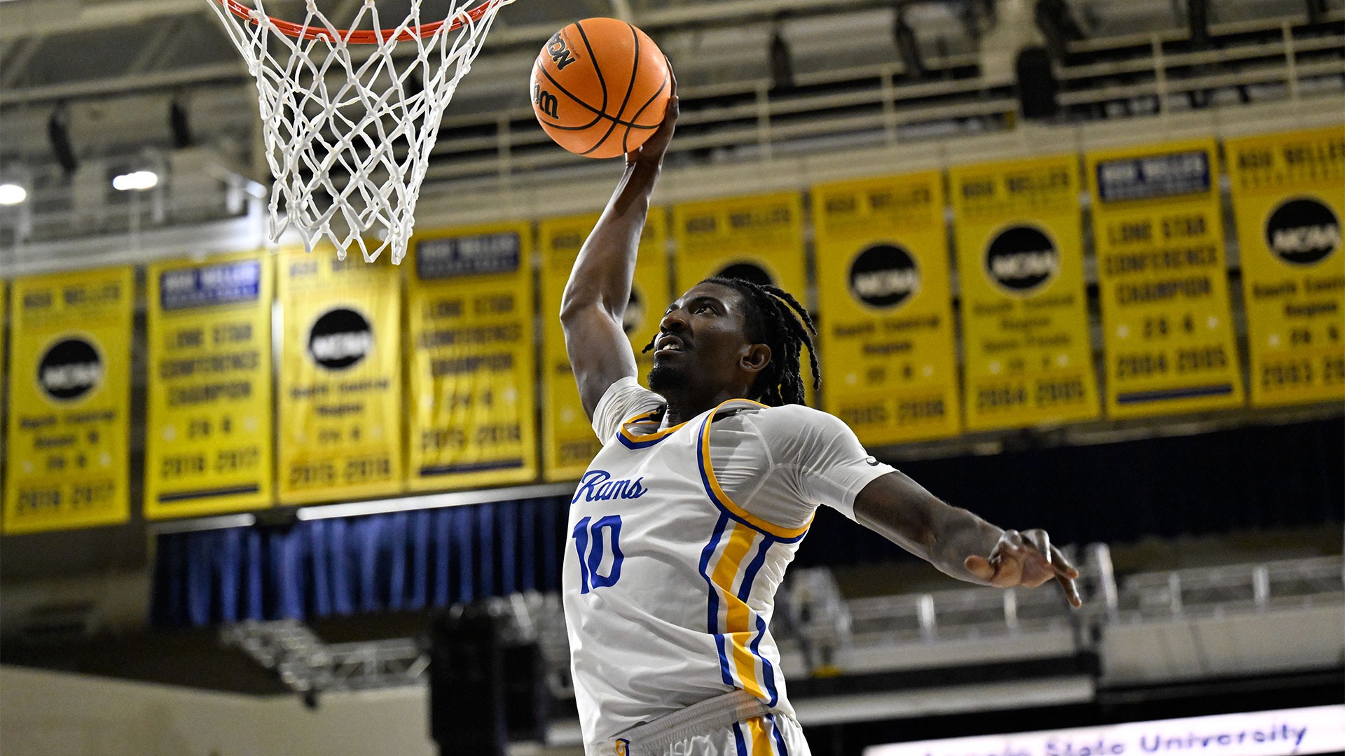Zyon Little dunks a ball vs. WNMU