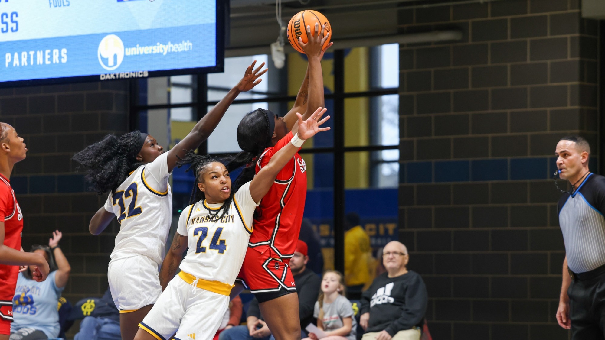 Thomas rebound vs UMKC