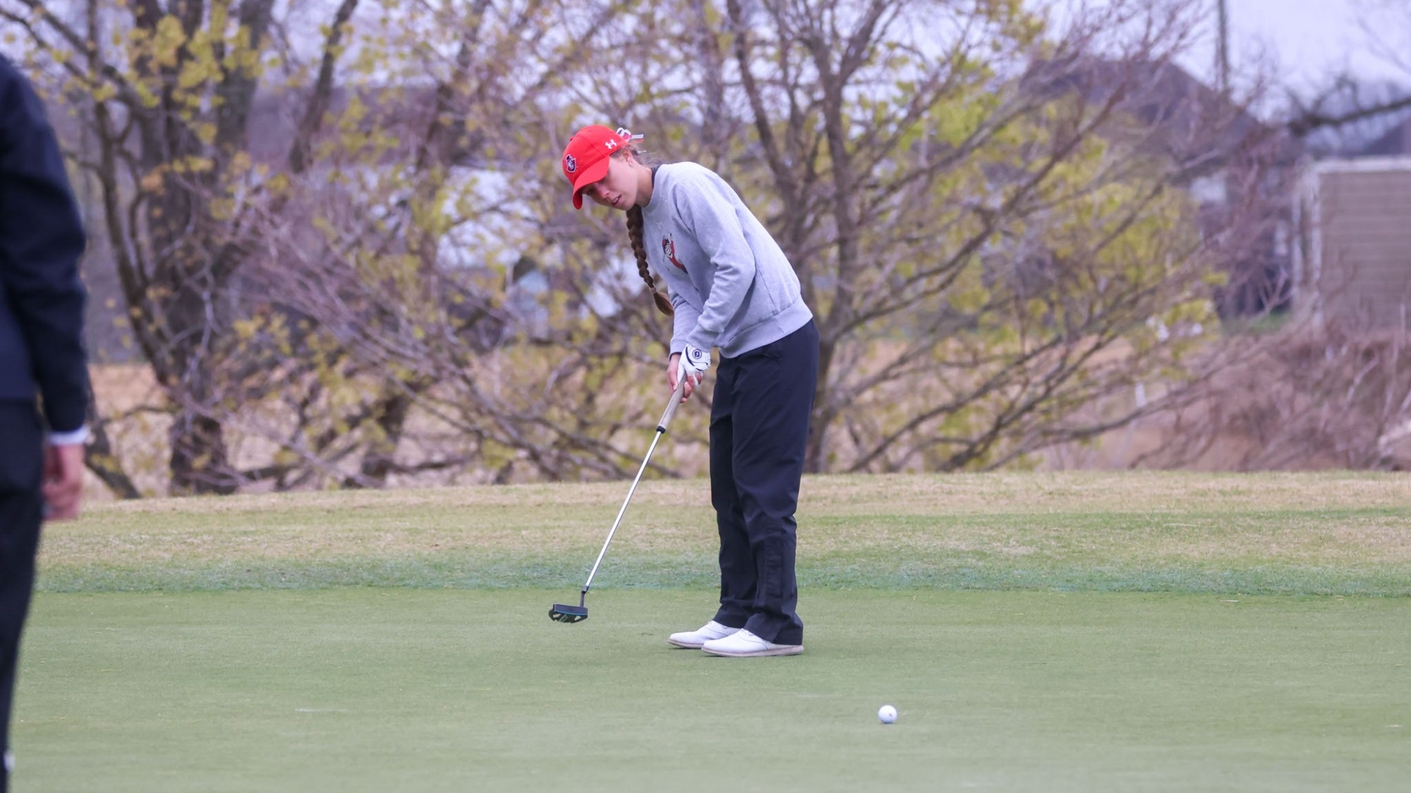Abby Hirtzel putting at Nashville Invitational