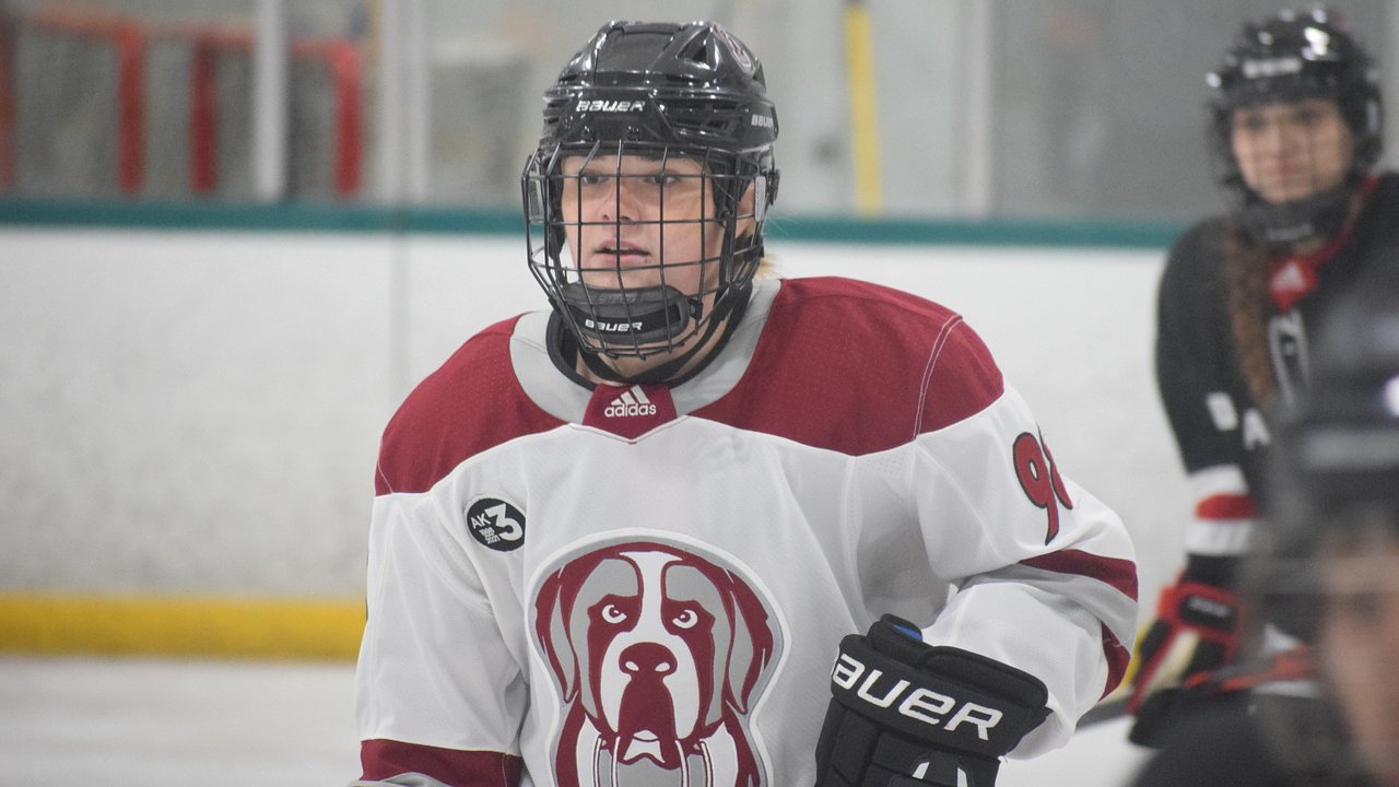 Saints Women's Hockey Edges Past GVSU 32 Aquinas College
