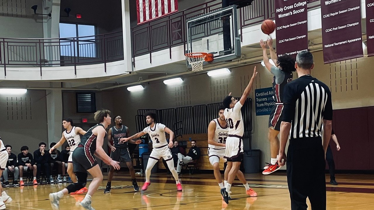 AQ MBB loses contest to Holy Cross