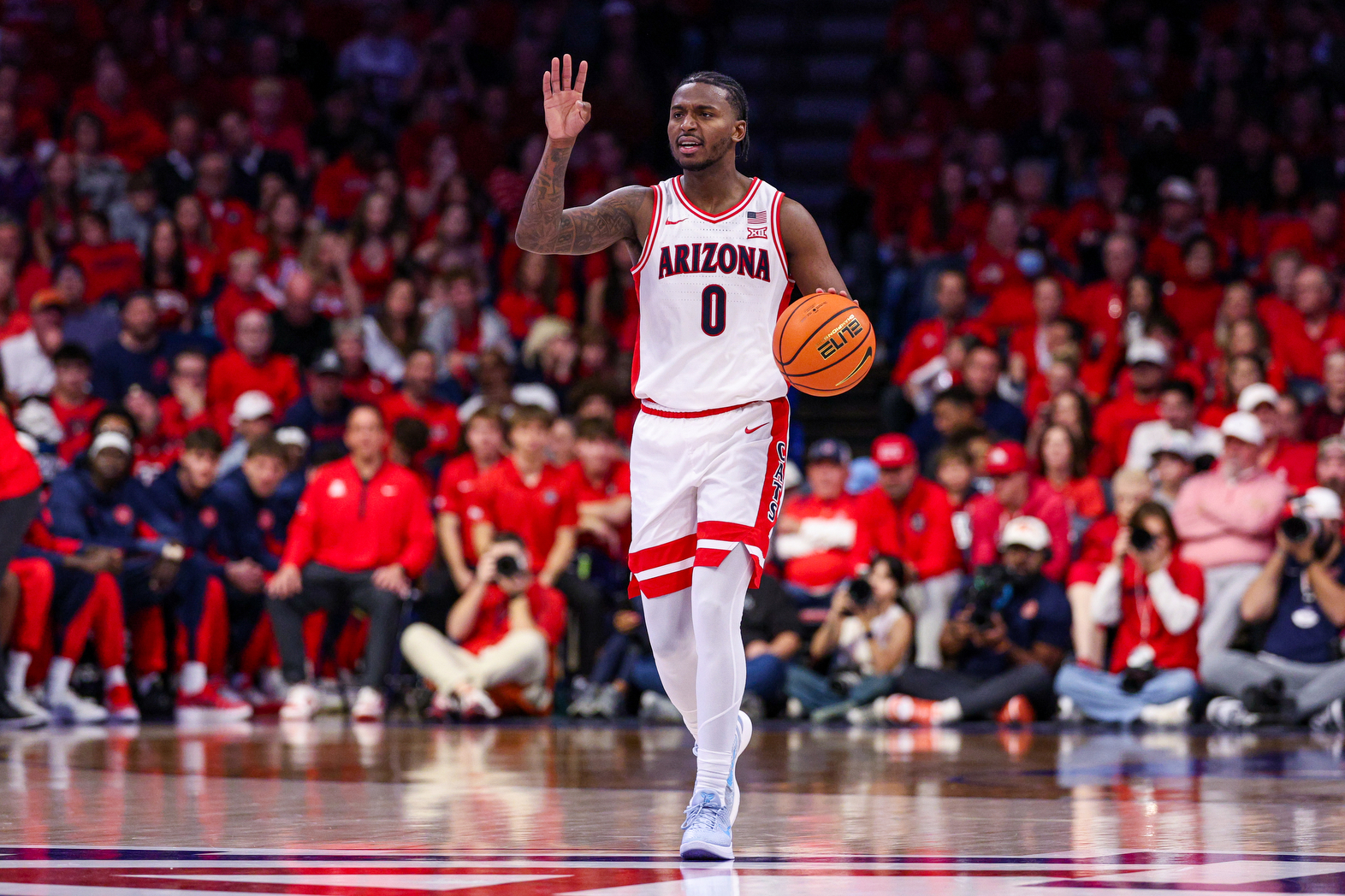 Jaden Bradley (0) — TUCSON, ARIZ. -- Men’s Basketball vs. Auburn at McKale Center.Dec. 6, 2025. Photo by Marison Bilagody / Arizona Athletics