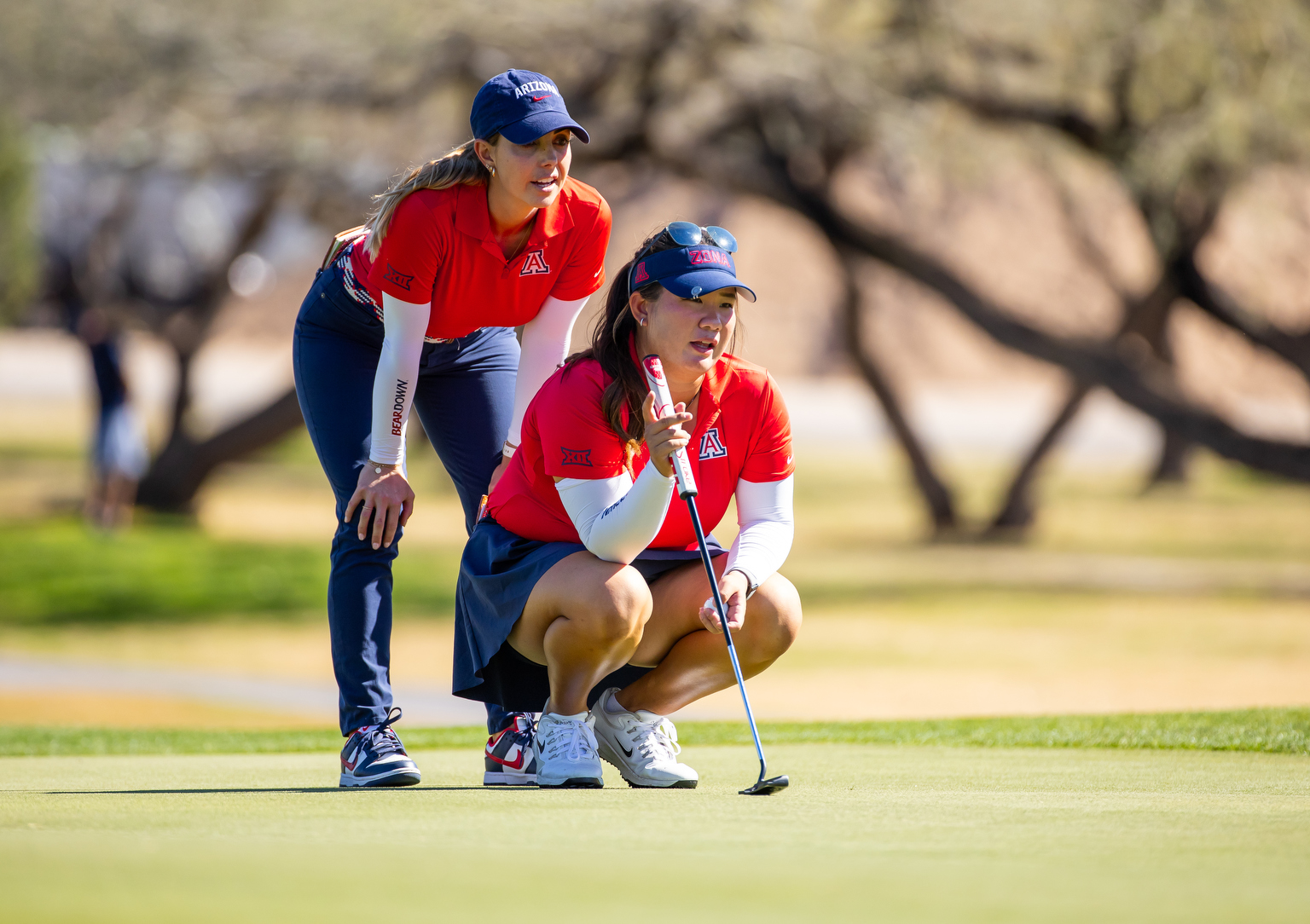 Giovana Maymon, head coach, Nena Wongthanavimok — TUCSON, ARIZ. -- Women’s golf competes in the first day of the 2026 Thunderbird Intercollegiate at Tucson Country Club.Feb. 9, 2026. Photo by Mike Christy / Arizona Athletics