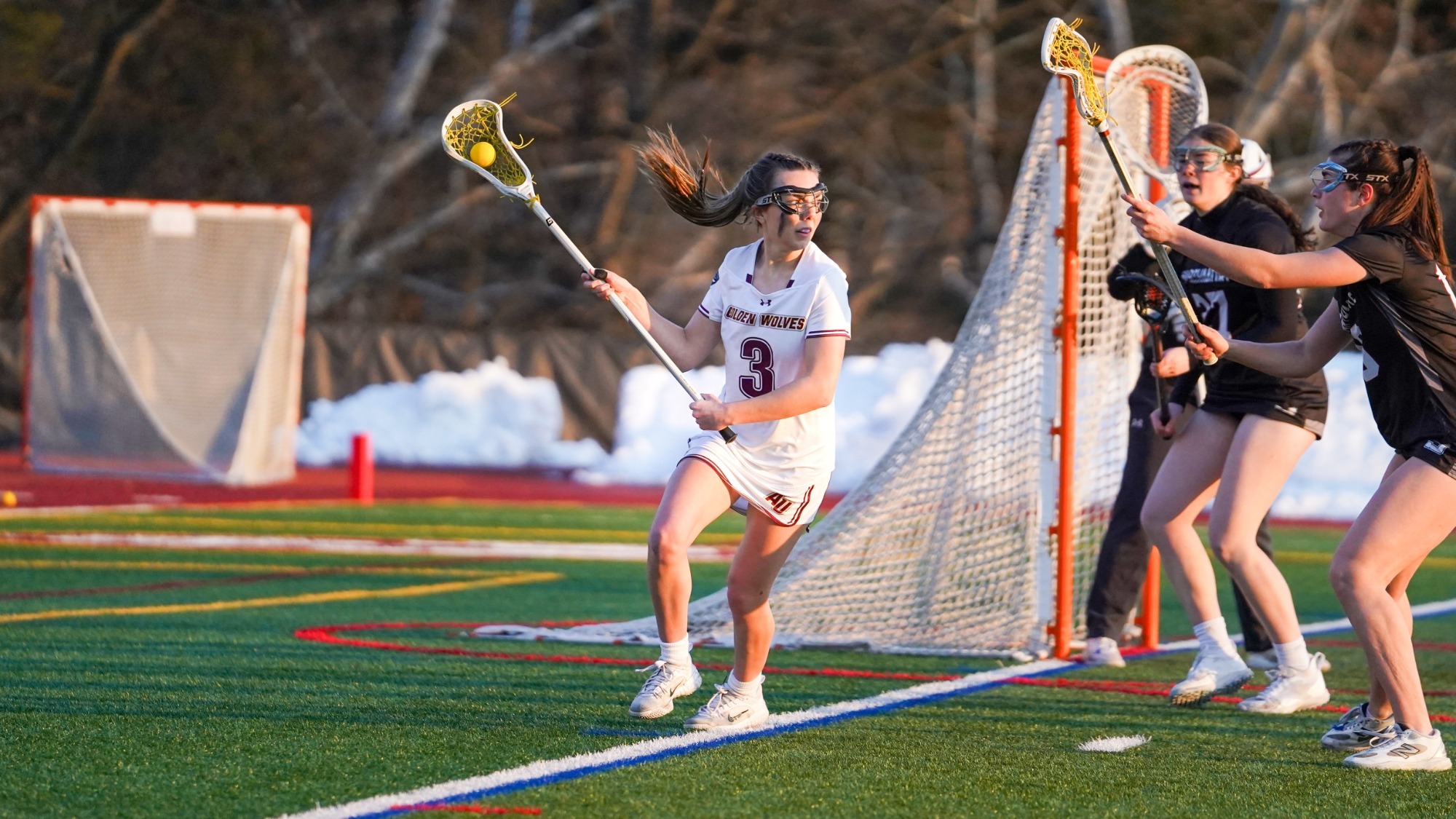 Lindsay Kerchner runs with the ball against Swarthmore