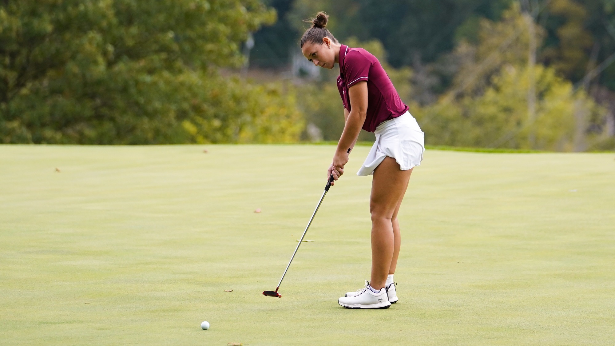 Cassidy Miksich takes a putt