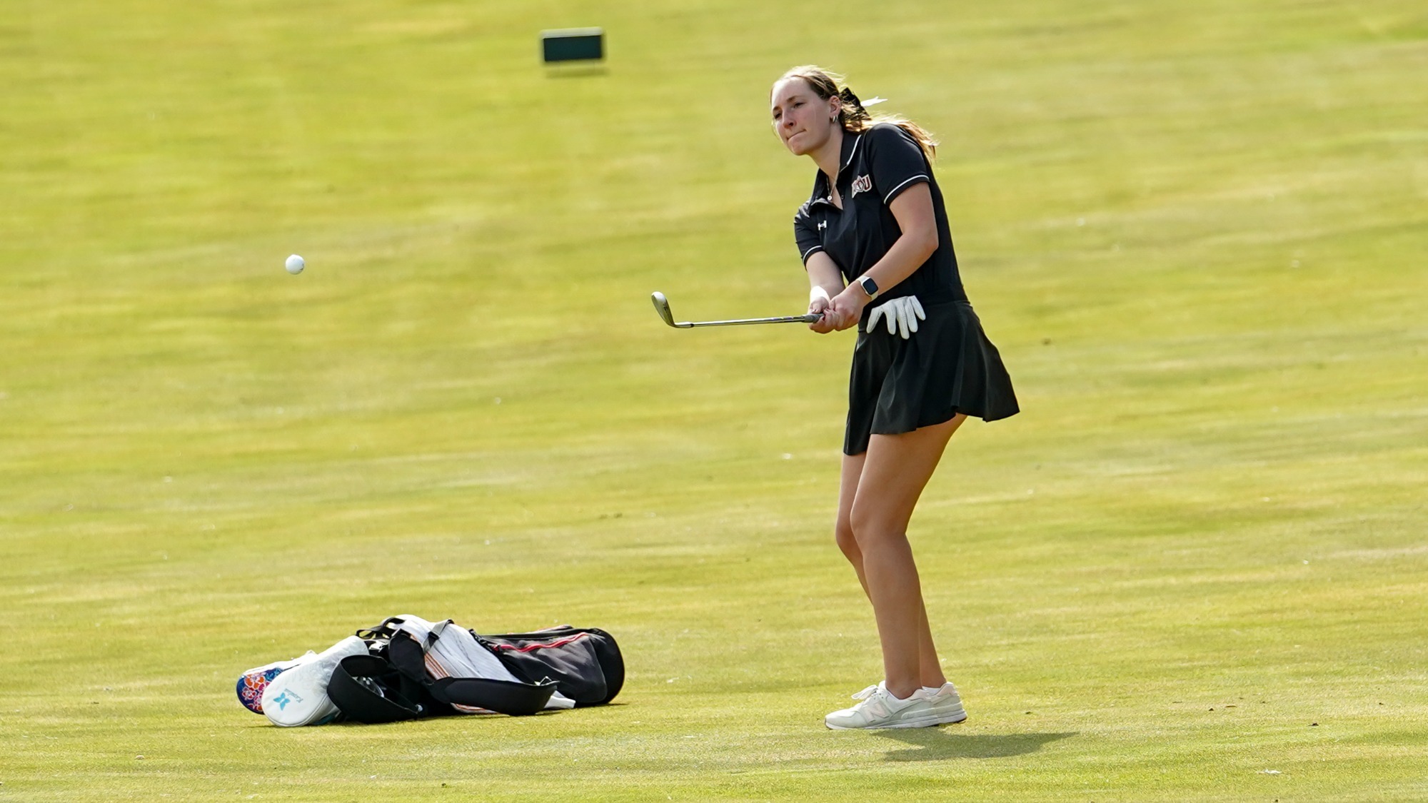 Grace Spielman chips a ball up onto the green