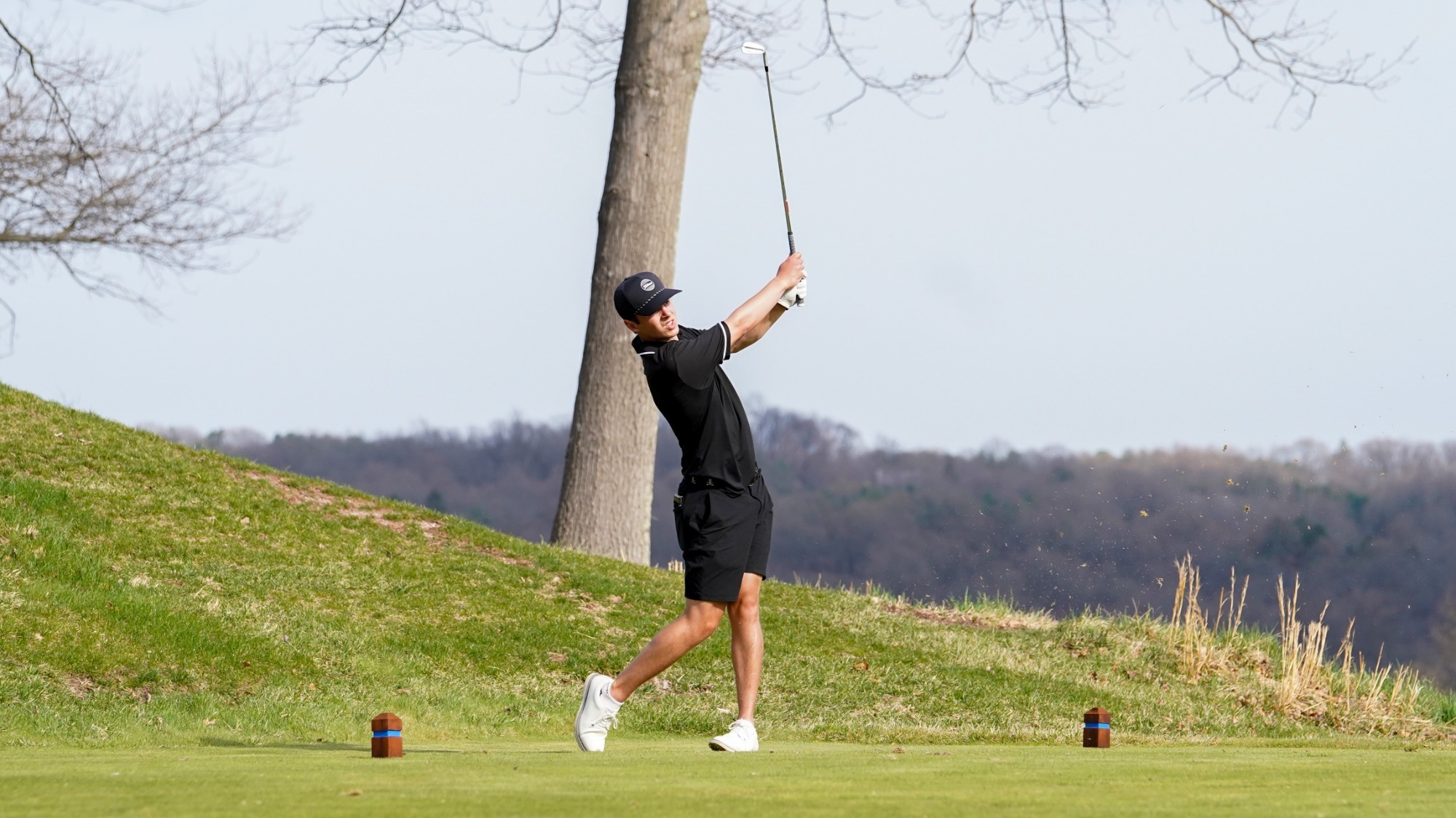 Jacob DeWitt hits a tee shot at LedgeRock