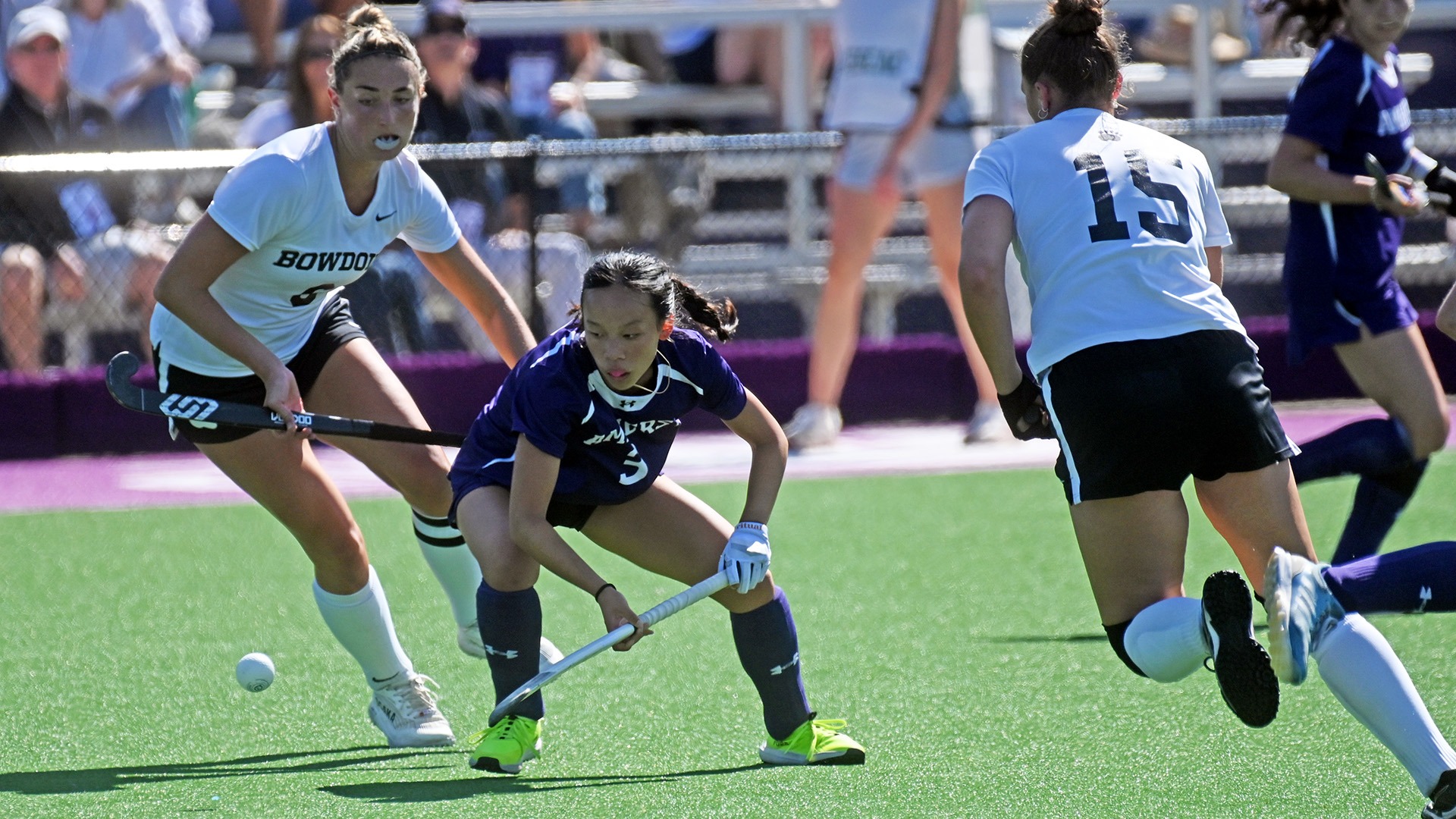 FH Bowdoin Ella Kang controls ball 91226