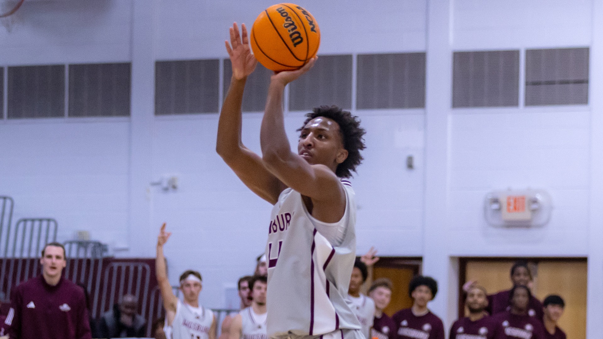Ali Axmed shoots a jumper during a 2025-26 Augsburg men's basketball game.