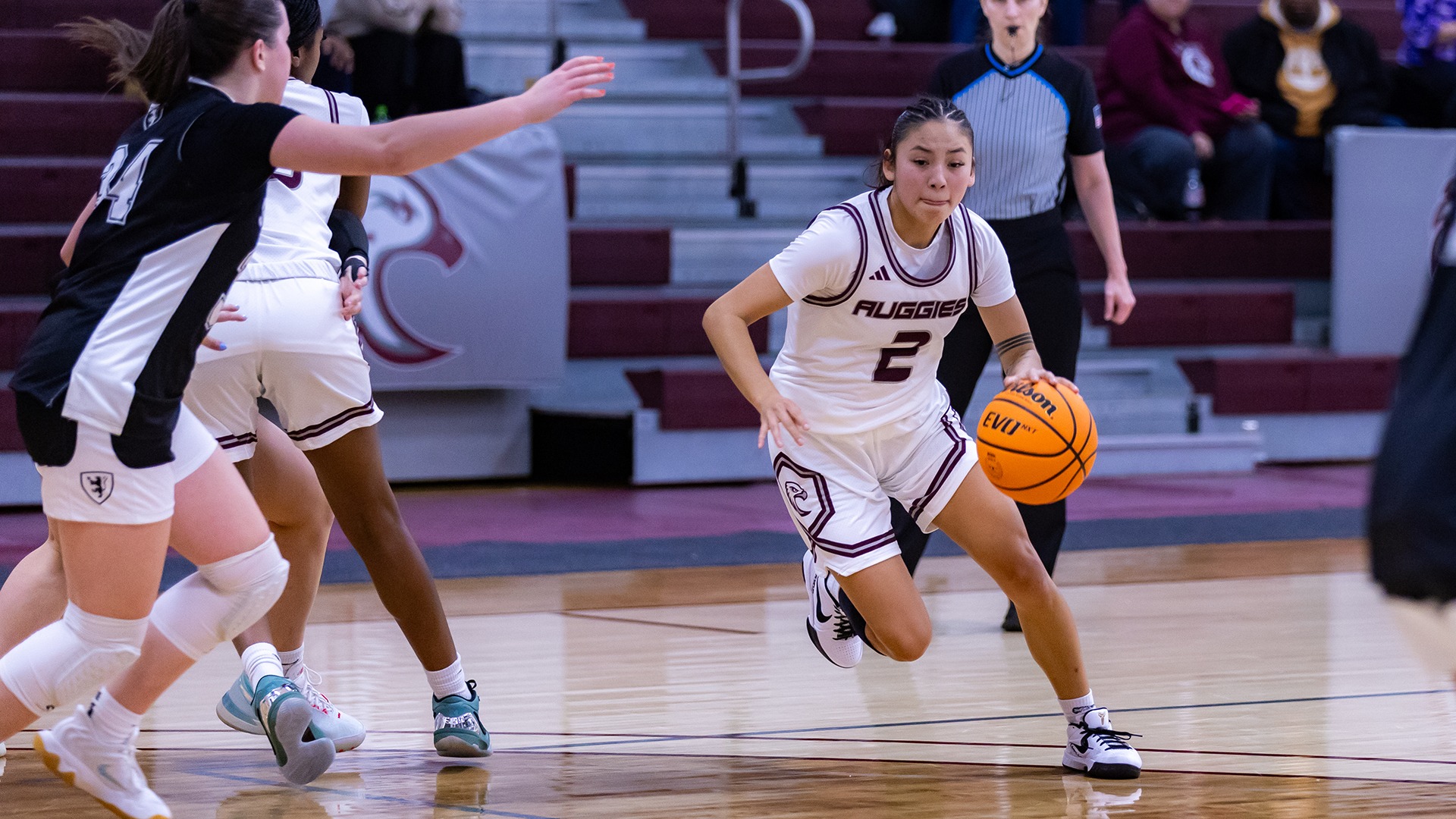 Wakinyela Bear drives in the lane during a 2025-26 Augsburg women's basketball game.
