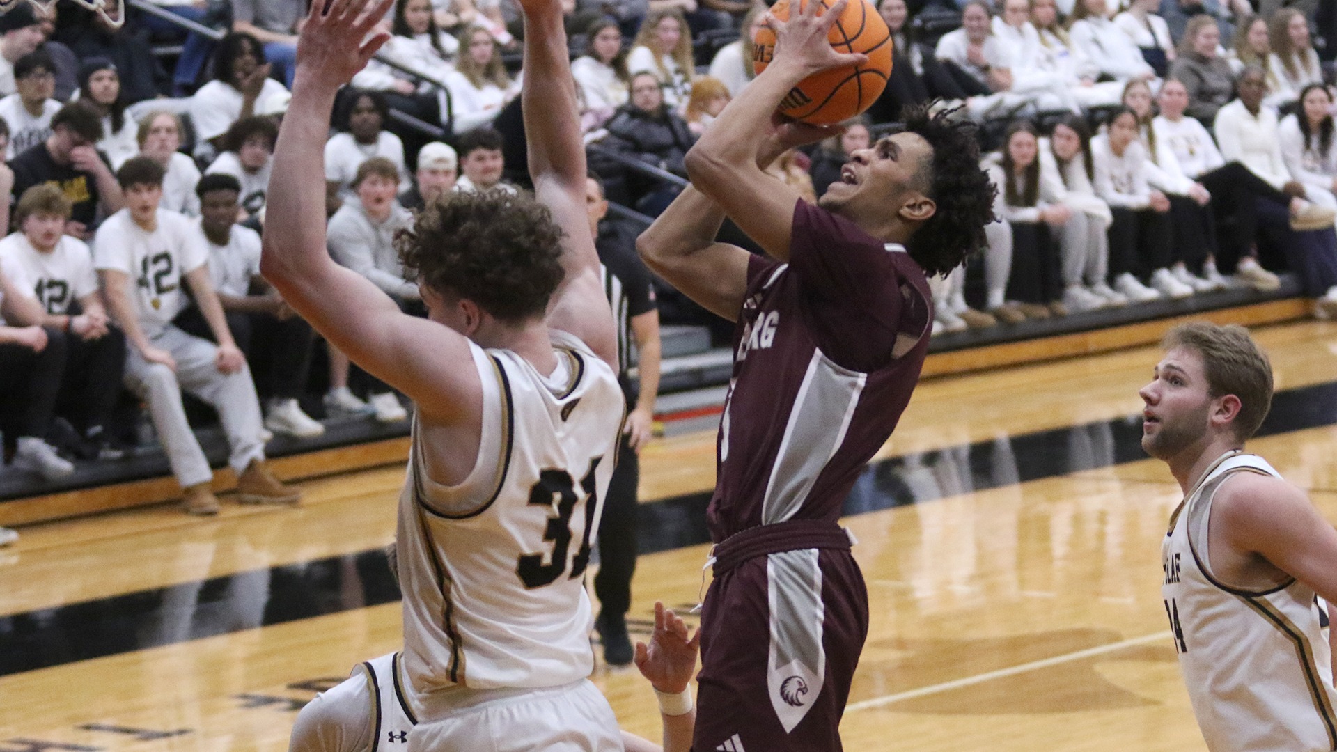 Hanif Muhammad goes up for a layup during a 2025-26 Augsburg men's basketball game.