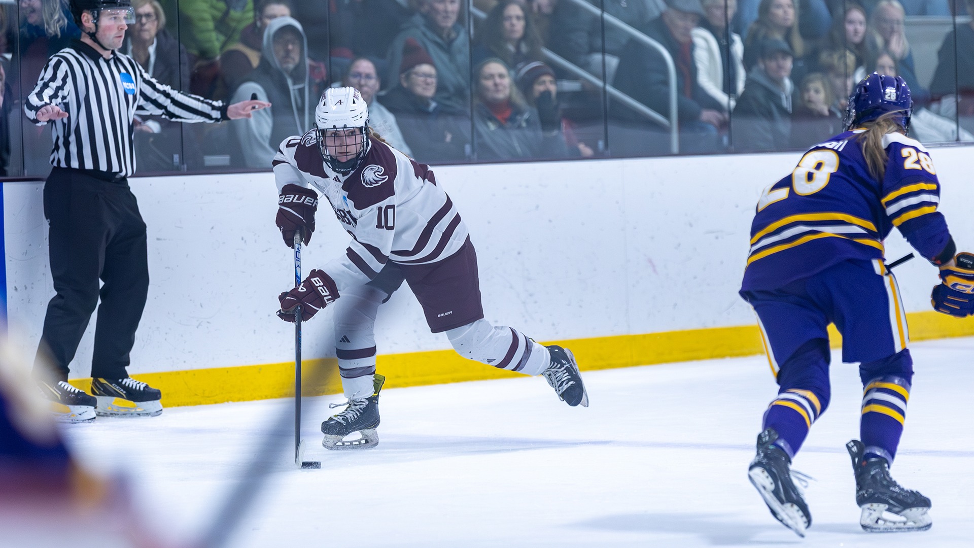 Jenna Allen handles the puck during a 2025-26 Augsburg women's hockey game.