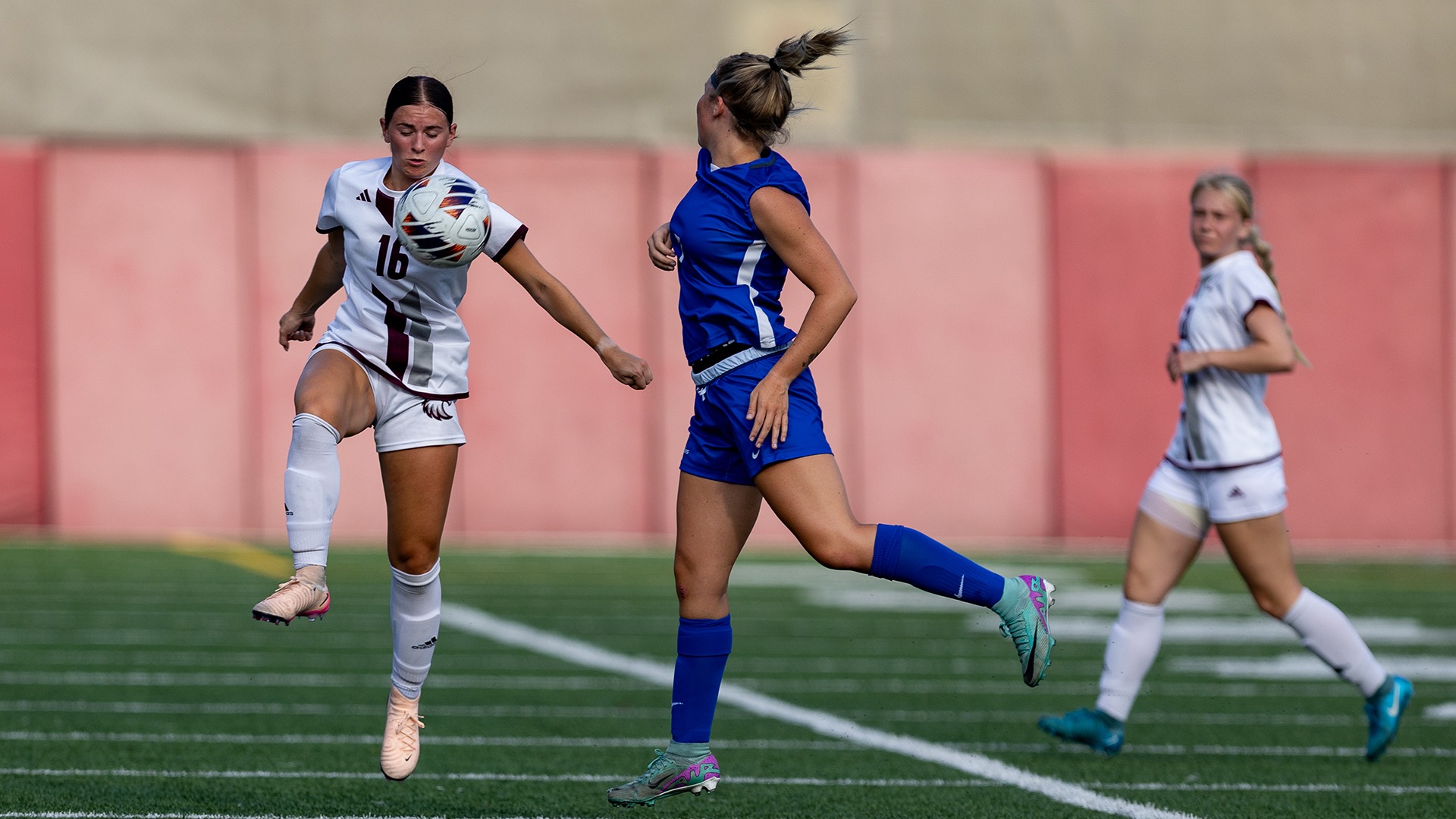 McKenna Nachreiner plays the ball during a 2025 Augsburg women's soccer game.