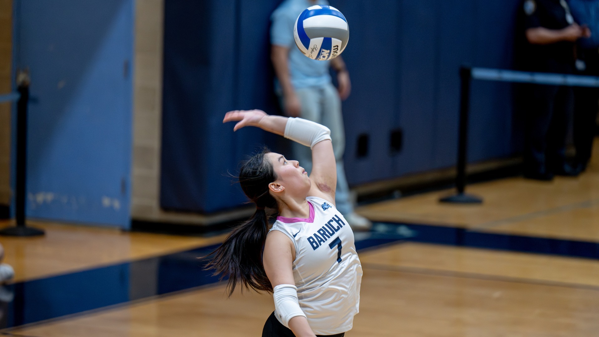 Mikki Tang serves the ball. 