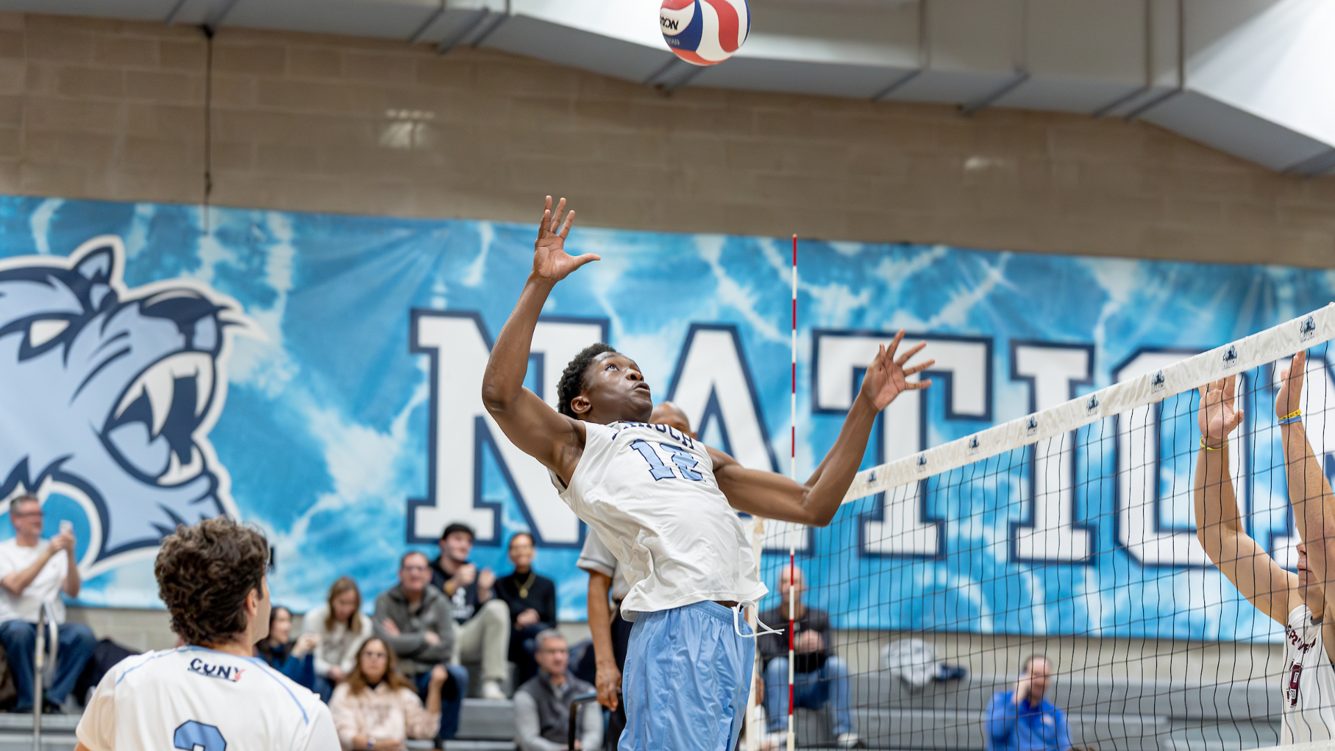 Ismael Sanogo eyes the ball for the attack!
