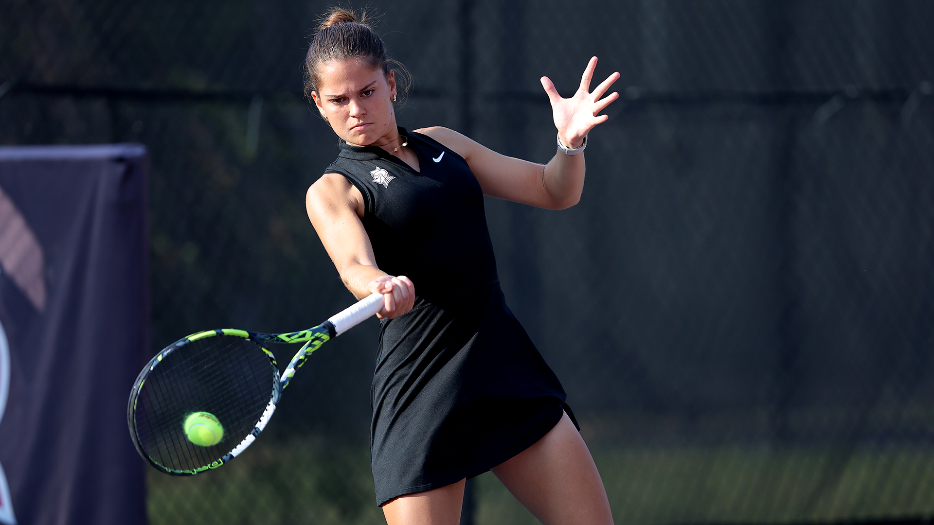 Claudia Fuste Fernandez send a ball back with a forehand