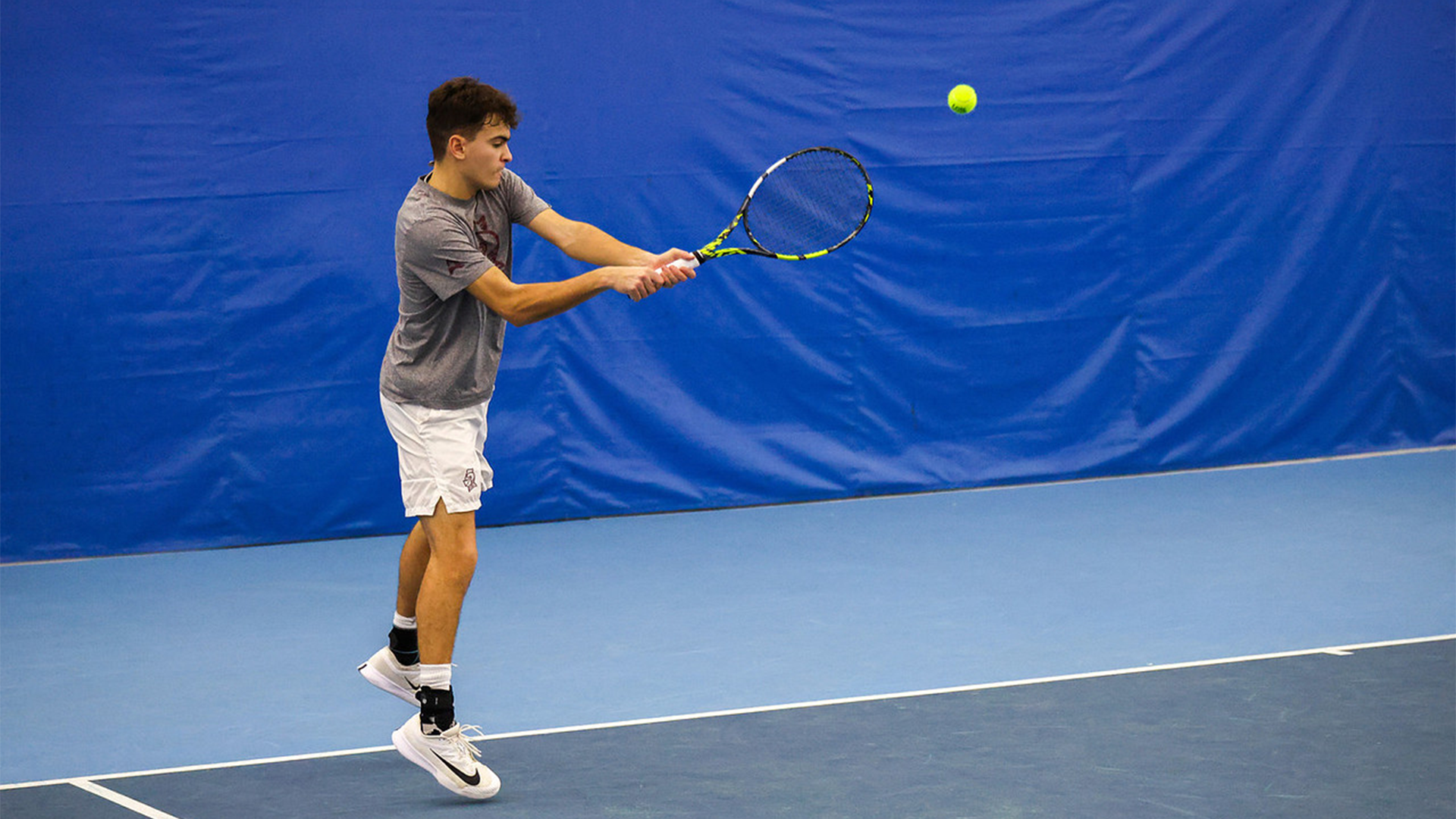 Ryan Parkins with a back hand return at Auburn