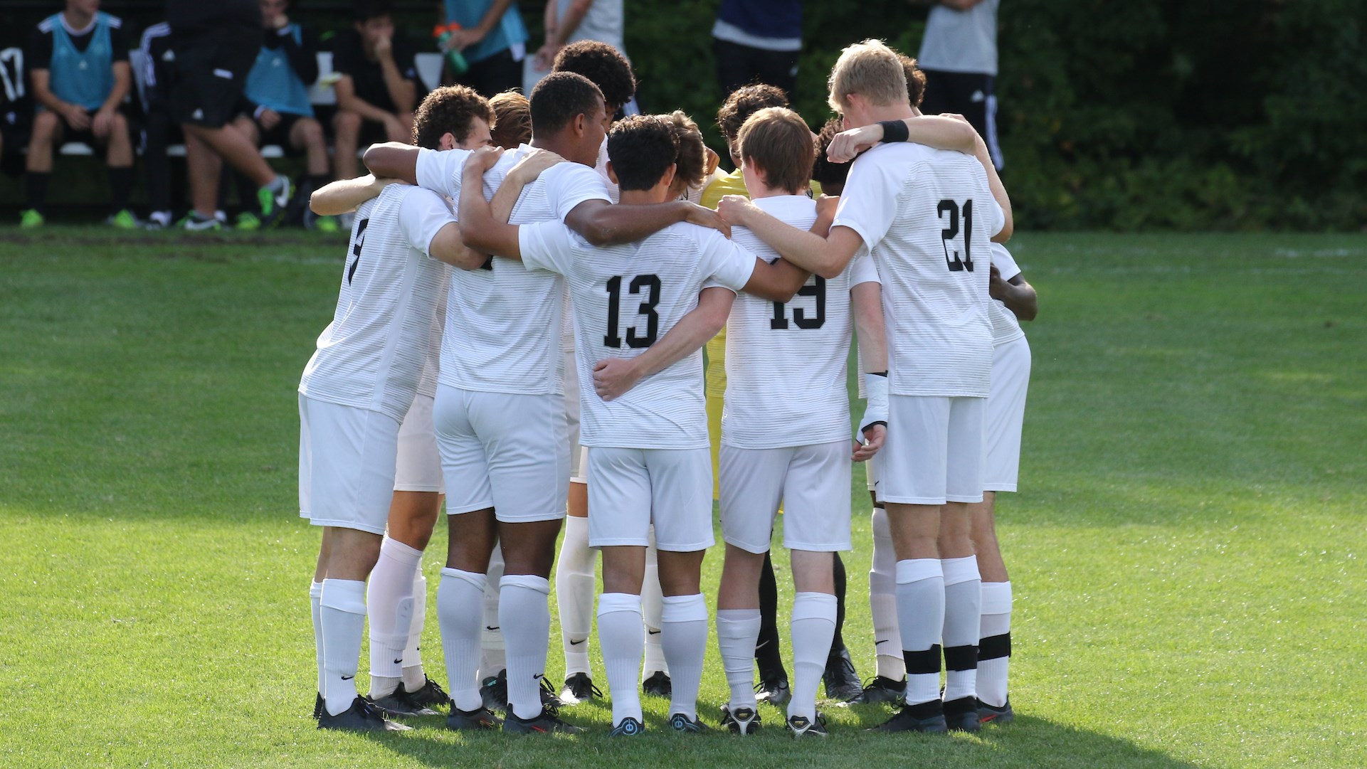 Tufts Pins 30 NESCAC Quarterfinal Setback on Men's Soccer Bowdoin
