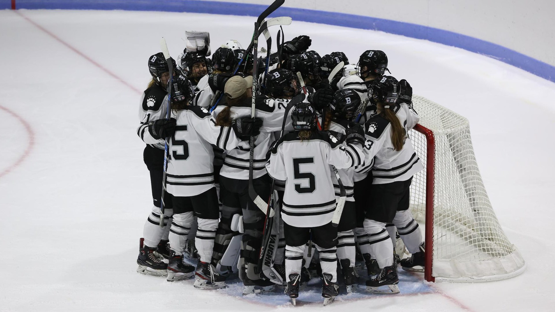 Women's Hockey Earns Senior Day Shutout Over Trinity Bowdoin College