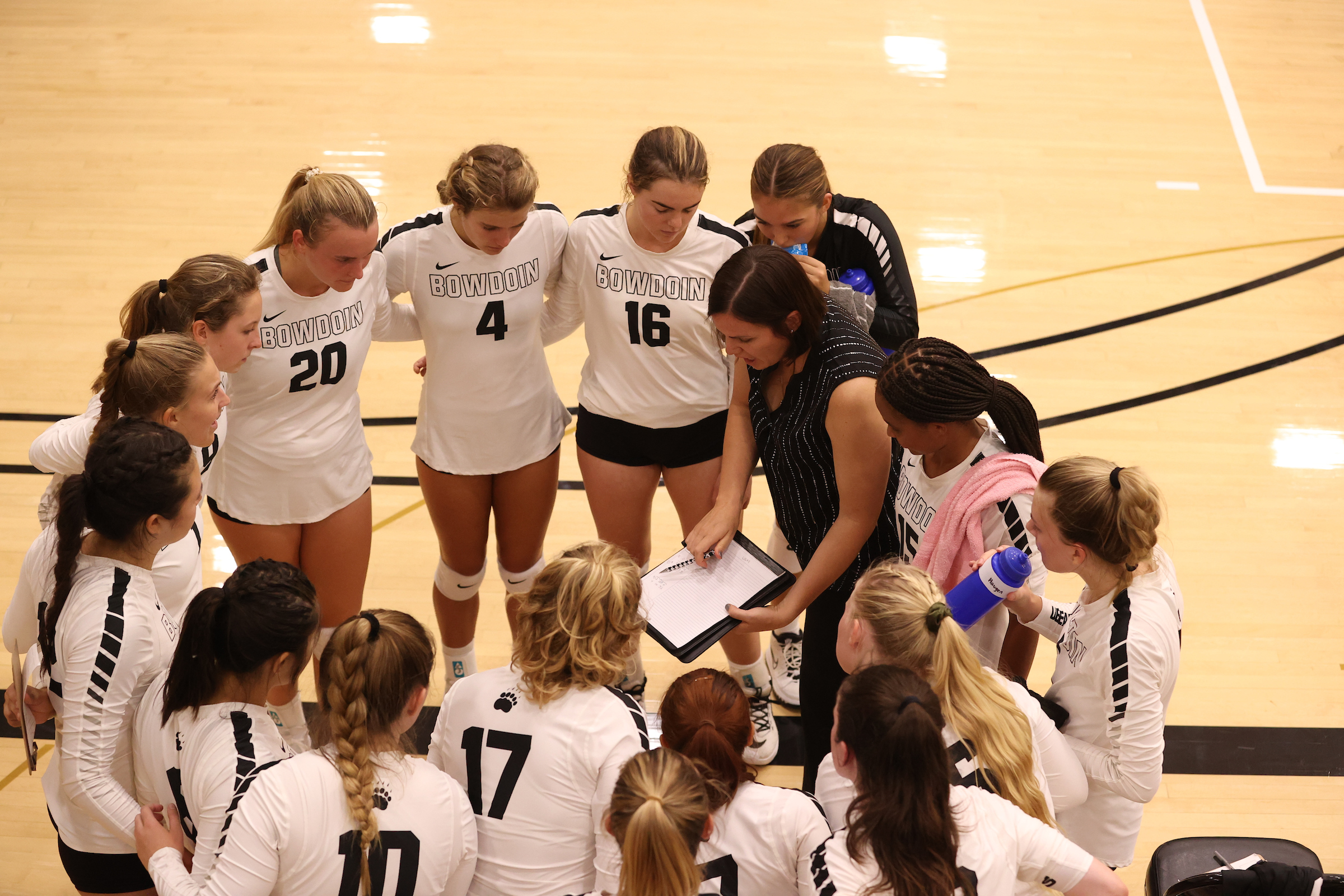 Volleyball Falls in Friday Road Match at Endicott Bowdoin College