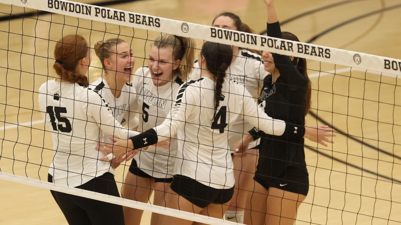 Volleyball Picks Up Friday Night Road Win at Brandeis Bowdoin College
