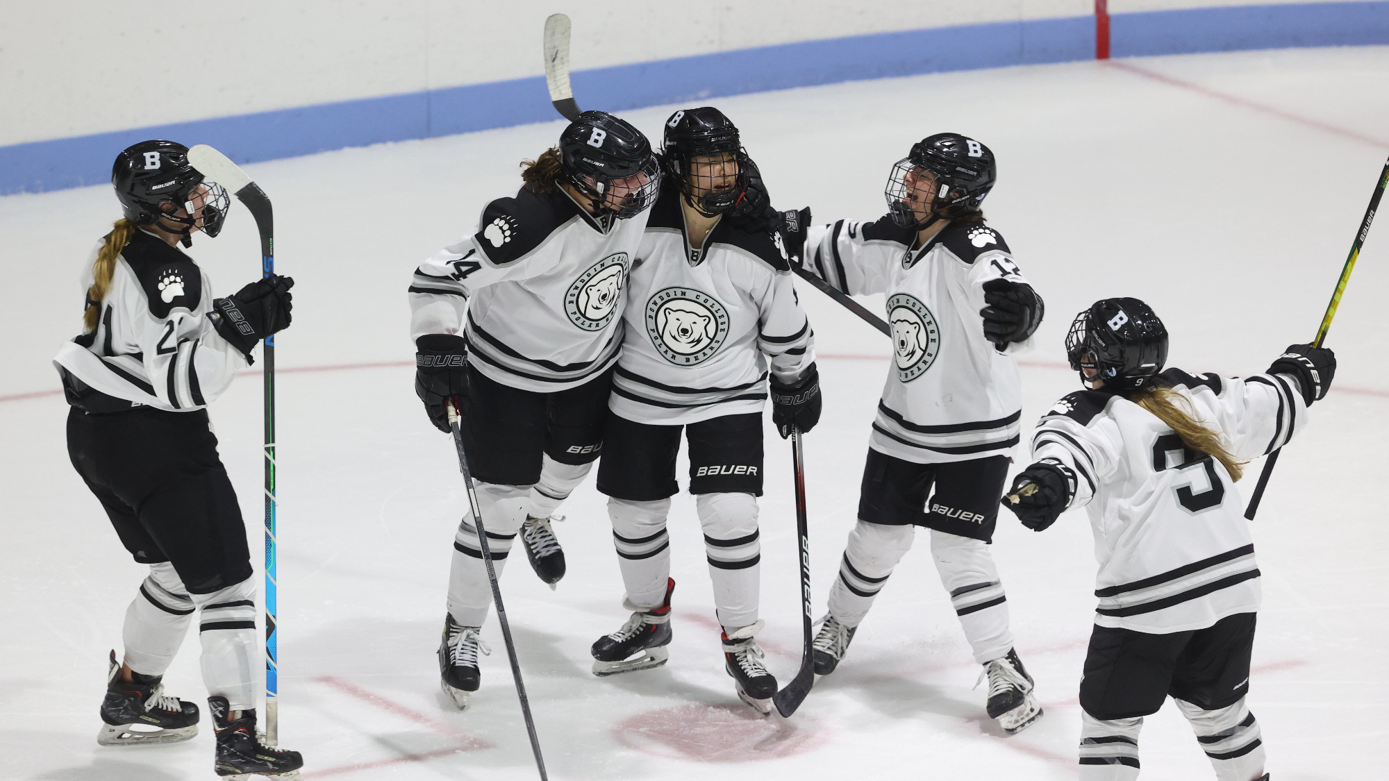 Women's Hockey Topples Previously Undefeated Colby Bowdoin College