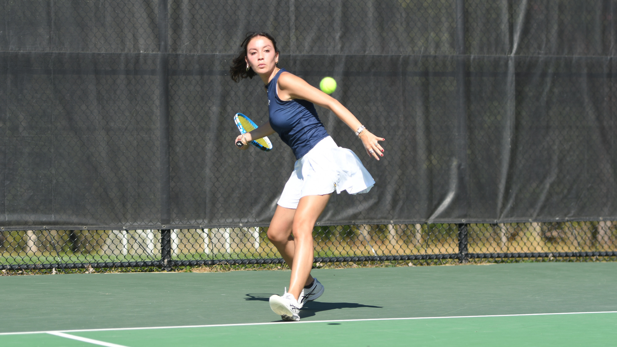 Clara Mast prepares to hit a forehand return