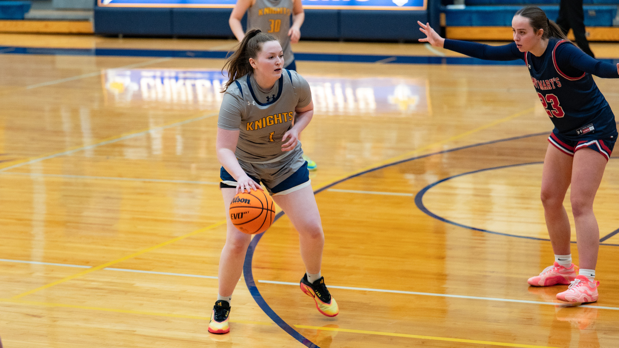 Liz Hiatt dribbling the ball