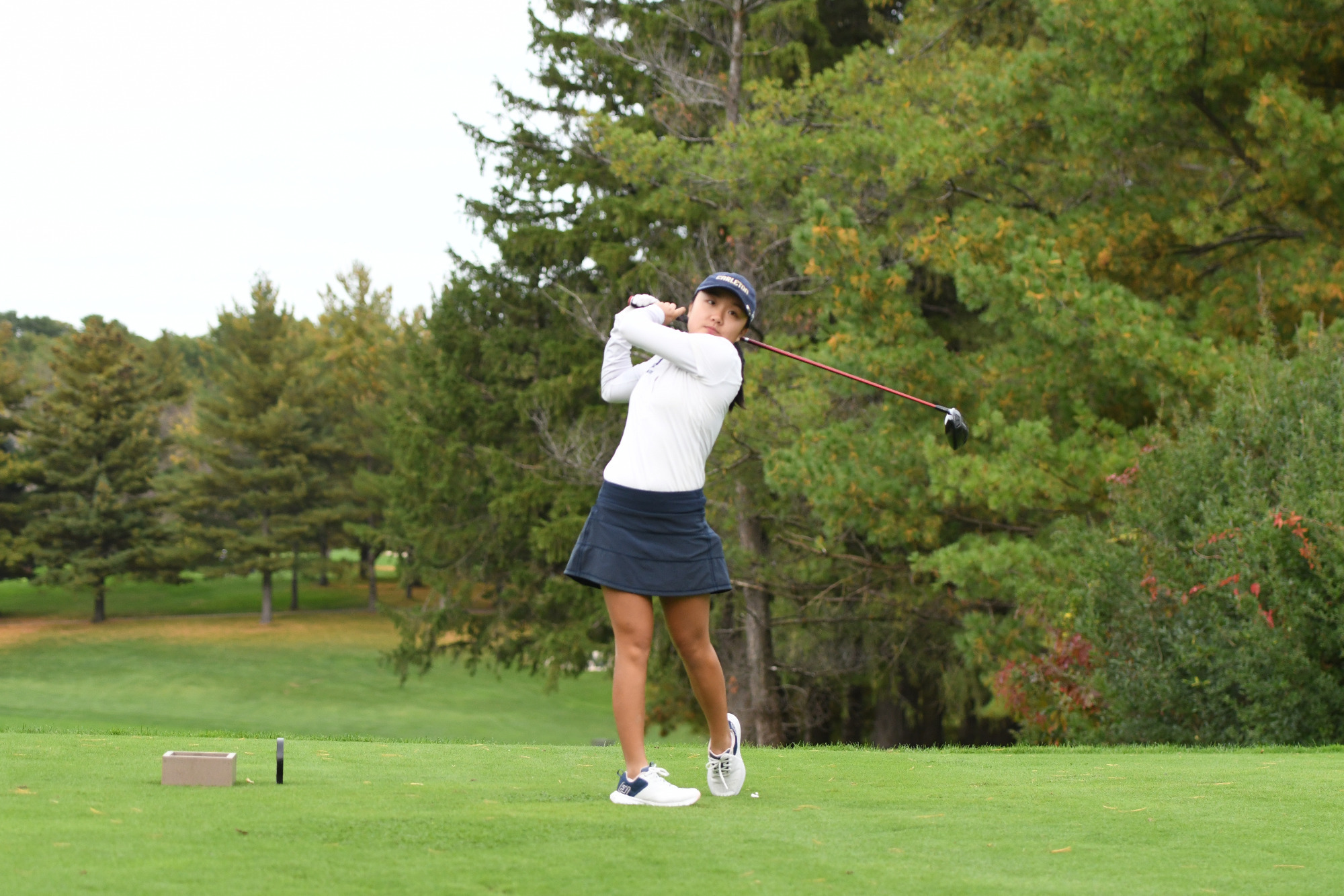 Anna Lee swings her driver