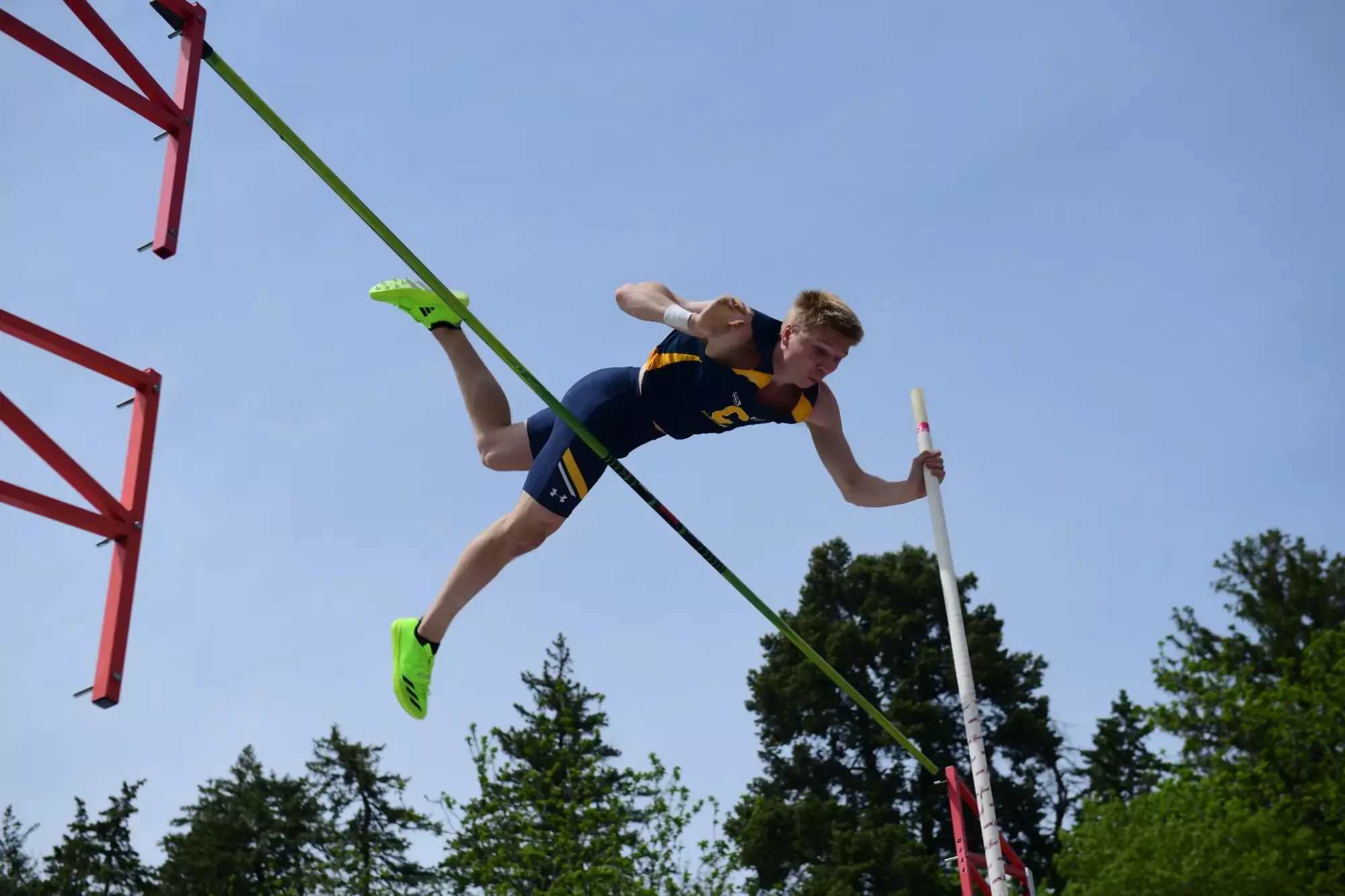 Soren Kaster vaults.