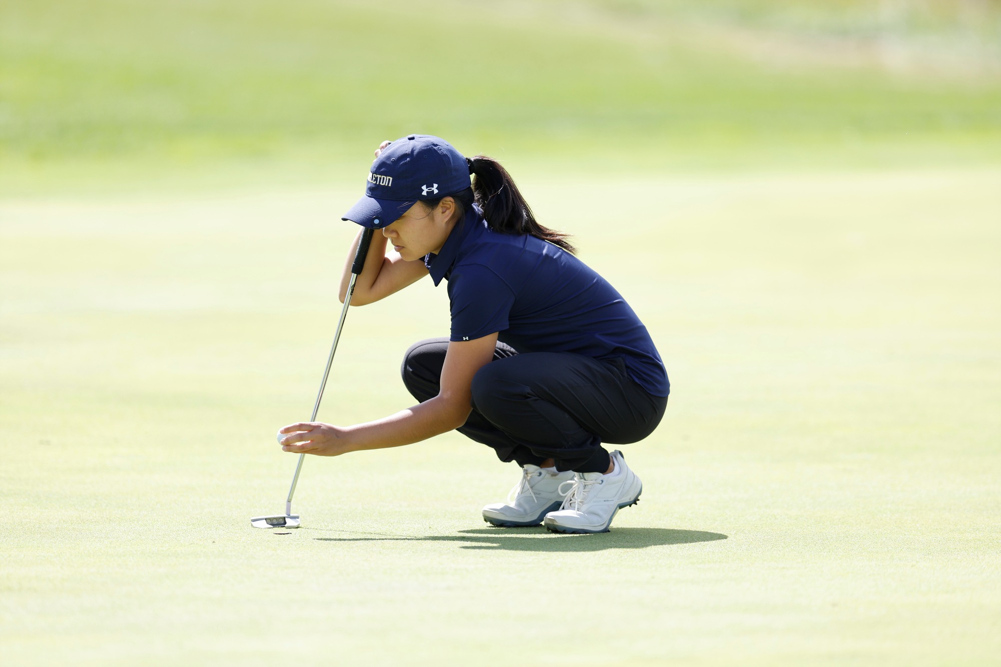 Anna Lee lines up a putt